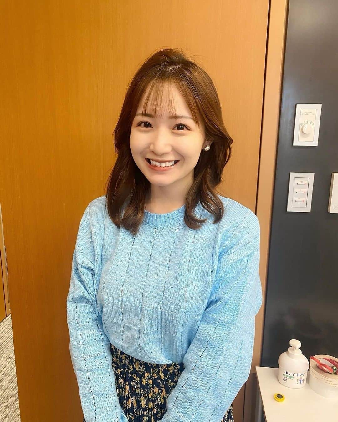 CBCテレビ アナウンス部のインスタグラム：「斉藤初音です。 名前がきっかけで初音ミクちゃんの ラジオ番組を担当させてもらっています。  この度、初音ミク関連キャラクター「ユキネ」ちゃんが 誕生10周年を迎え公式YouTubeで 記念生放送が行われるということで、 それに合わせてイラストを描かせてもらいました🐰  語尾に「うさ」とつける話し方や、 ぽってりとしたフォルムが愛らしい一方、 SNSではユーモアたっぷりな発言をするユキネちゃん。  イラストは、架空のユキネちゃんの冠ラジオ番組に 私が10周年を祝っておたよりを送ったら… という設定で書いてみましたよ〜！ もし本当にユキネちゃんの番組があったら キレキレのトークとあふれる愛嬌で 楽しませてくれるんだろうなと想像しながら描きました💭  これからもユキネちゃんの進む道が 輝かしいものでありますように…✨ 10周年、本当におめでとうございます！！ #ユキネ #らじみく」