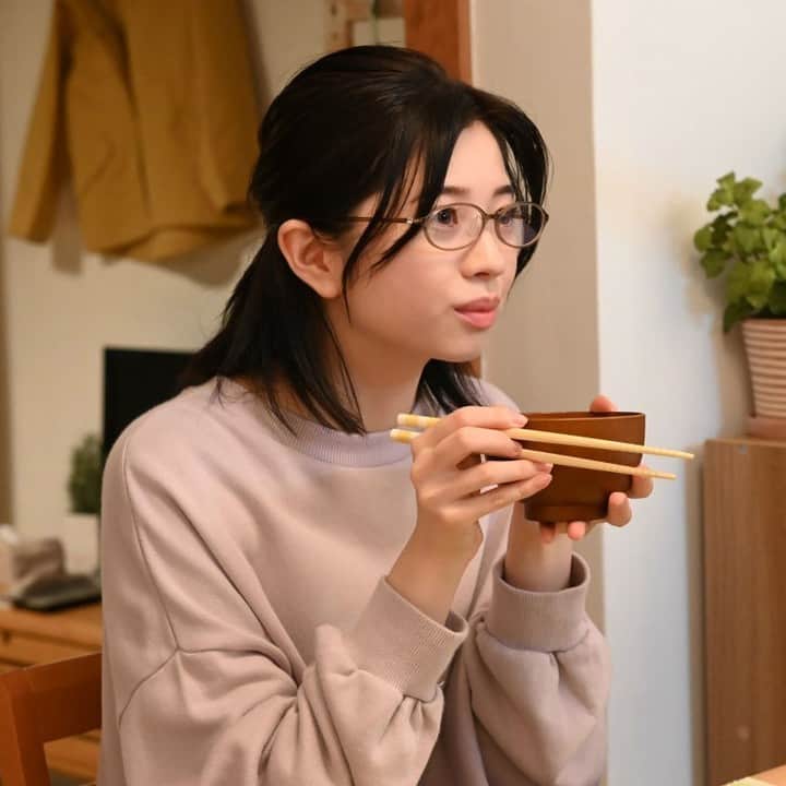 のインスタグラム：「🍳土ドラ『 あたりのキッチン！』🍳  ＼✨第5話 今夜23:40〜放送✨／  今夜のお品書きは… ココロもカラダもぽっかぽか☺ やわらかな味わいの『 #豚汁 』 清美の成長を実感!! 巣立ちの『豚汁』が登場します😋  さらに主題歌『オレンジ』を歌う #ざきのすけ。 さんの 撮影現場来訪時の現場リポートが番組サイトに到着‼ 阿吽で主題歌を熱唱いただきました✨  ／ 現場リポートは番組サイトで公開中‼ ※ハイライトにリンクあります ＼  『豚汁』のレシピは、番組サイト＆Instagramで一足先に作り方をご紹介💨  このレシピに込められた思いとは… 今夜の放送もチェック👀  ※ハイライトに番組サイトへのリンクあります  🍳🌟🍳🌟🍳🌟🍳🌟🍳🌟🍳🌟🍳🌟🍳🌟🍳  土ドラ『 あたりのキッチン！』 第5膳 11/11(土)よる11:40〜放送  コミュニケーション能力はゼロ…でも 食材から調味料の配合までぴったり的中できる！ “絶対味覚”をもつ大学生・辺 清美の成長物語。 挙動不審でいつも空回り!？ 接客は０点だけど想いを込めた料理でオーダー以上の美味しさをお届け！ 食欲の秋！胃袋も心も掴むハートフル“グルメ”ドラマ！  🍳🌟🍳🌟🍳🌟🍳🌟🍳🌟🍳🌟🍳🌟🍳🌟🍳  #あたりのキッチン！ #桜田ひより #窪塚愛流 #工藤美桜 #峯村リエ #原沙知絵 #渡部篤郎 #土ドラ #ドラマ #グルメ #料理 #レシピ #白乃雪 #講談社 #アフタヌーン #漫画」