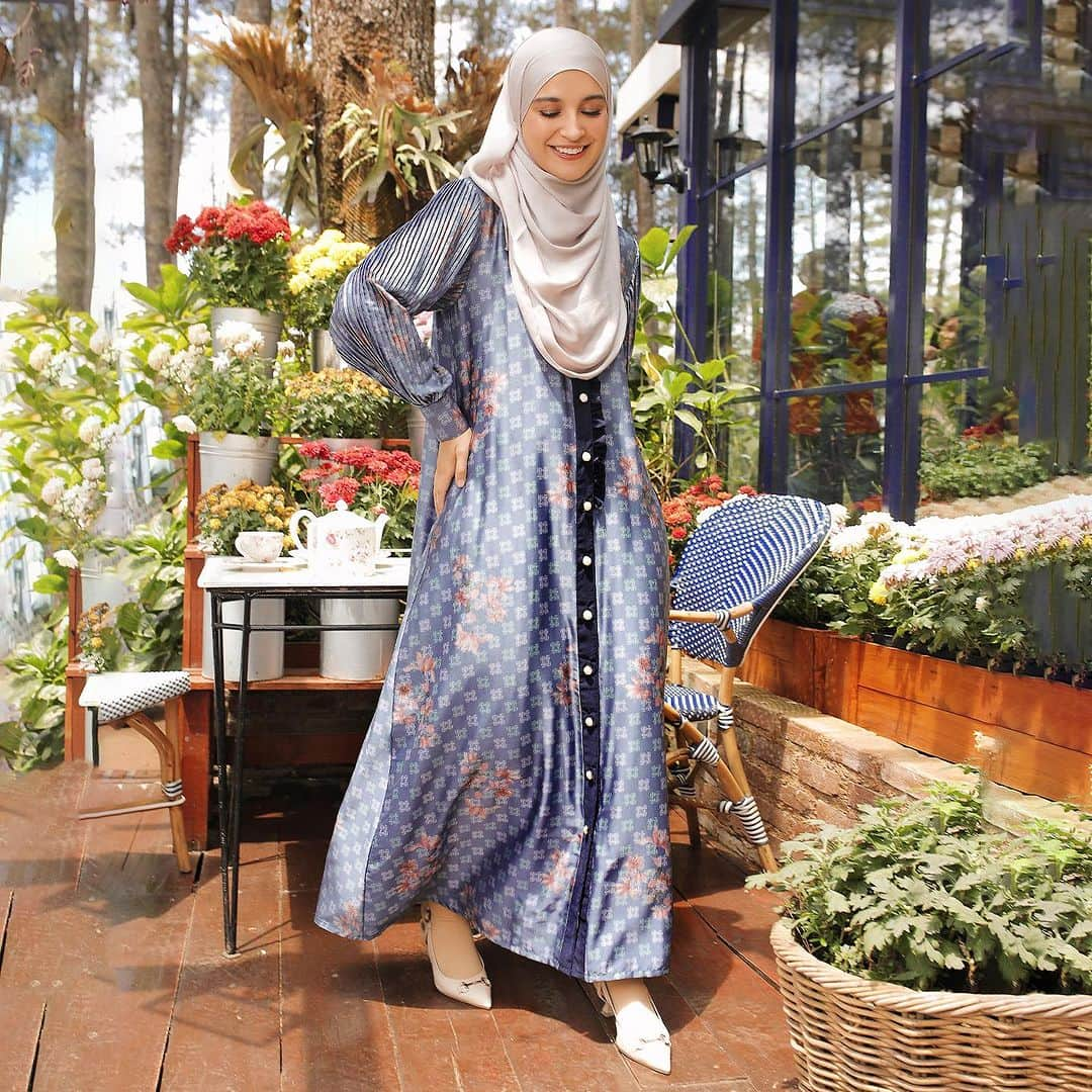 Shireen Sungkarのインスタグラム：「@shibyshireen الْحَمْدُ لِلَّهِ dress fav aku akhirnya launching 🥹 Today 🤍🤍🤍」