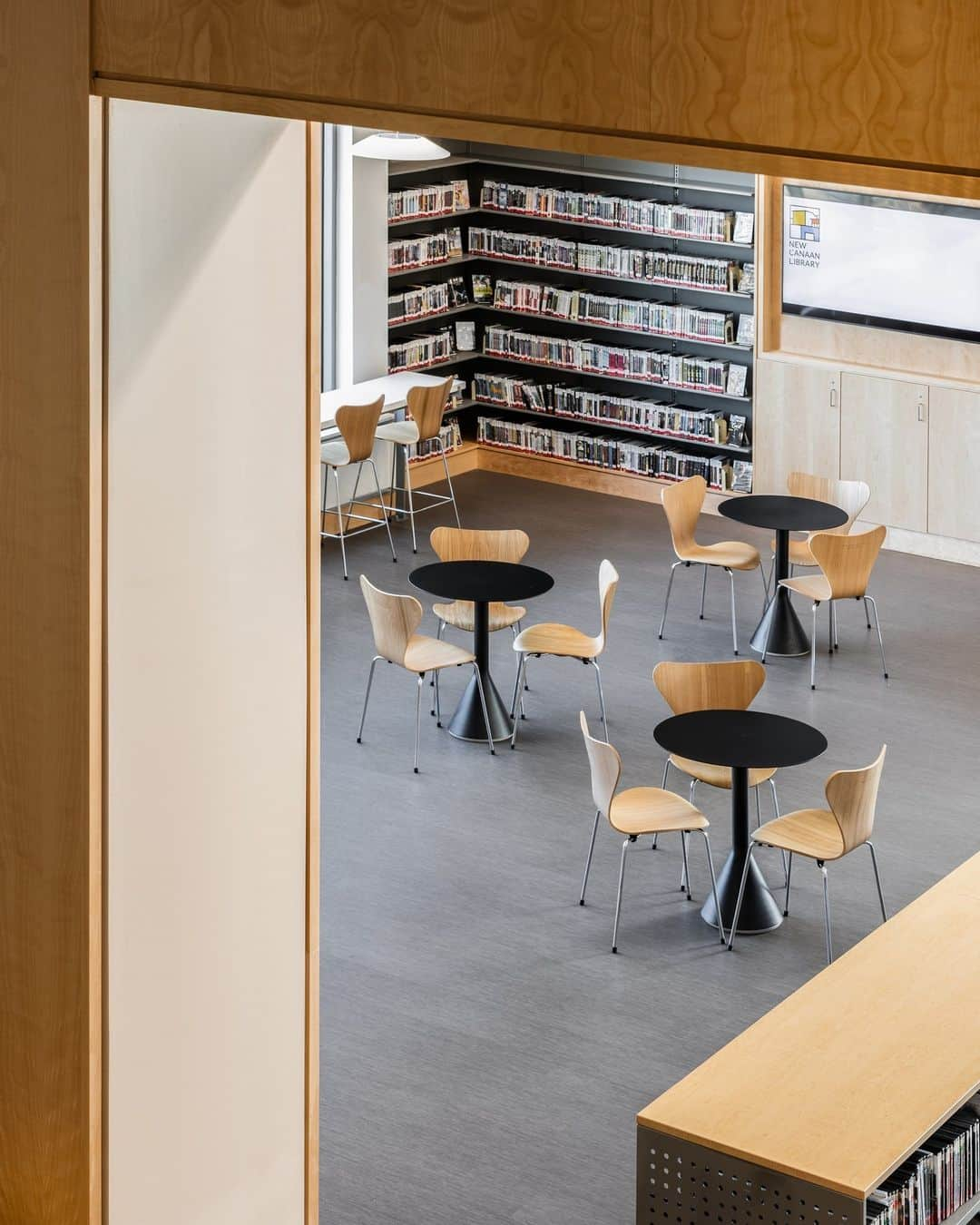 フリッツハンセンさんのインスタグラム写真 - (フリッツハンセンInstagram)「Explore the newly transformed New Canaan Library in Connecticut to see the result of a prioritised focus on sustainability for the community’s shared space. ⁠ ⁠ After re-opening, visitor numbers doubled, demonstrating what’s possible when a vision of inclusivity and sustainability in a public space comes to life. ⁠ ⁠ More than 300 donated and individually engraved Series 7™ chairs in the auditorium symbolise its role as a platform for lifelong learning and community togetherness. These chairs were chosen for their durability to withstand high daily traffic, reflecting the library's commitment to inclusivity, sustainability, and community.⁠ ⁠ Explore the full story via the link in bio ⁠」11月11日 12時00分 - fritzhansen