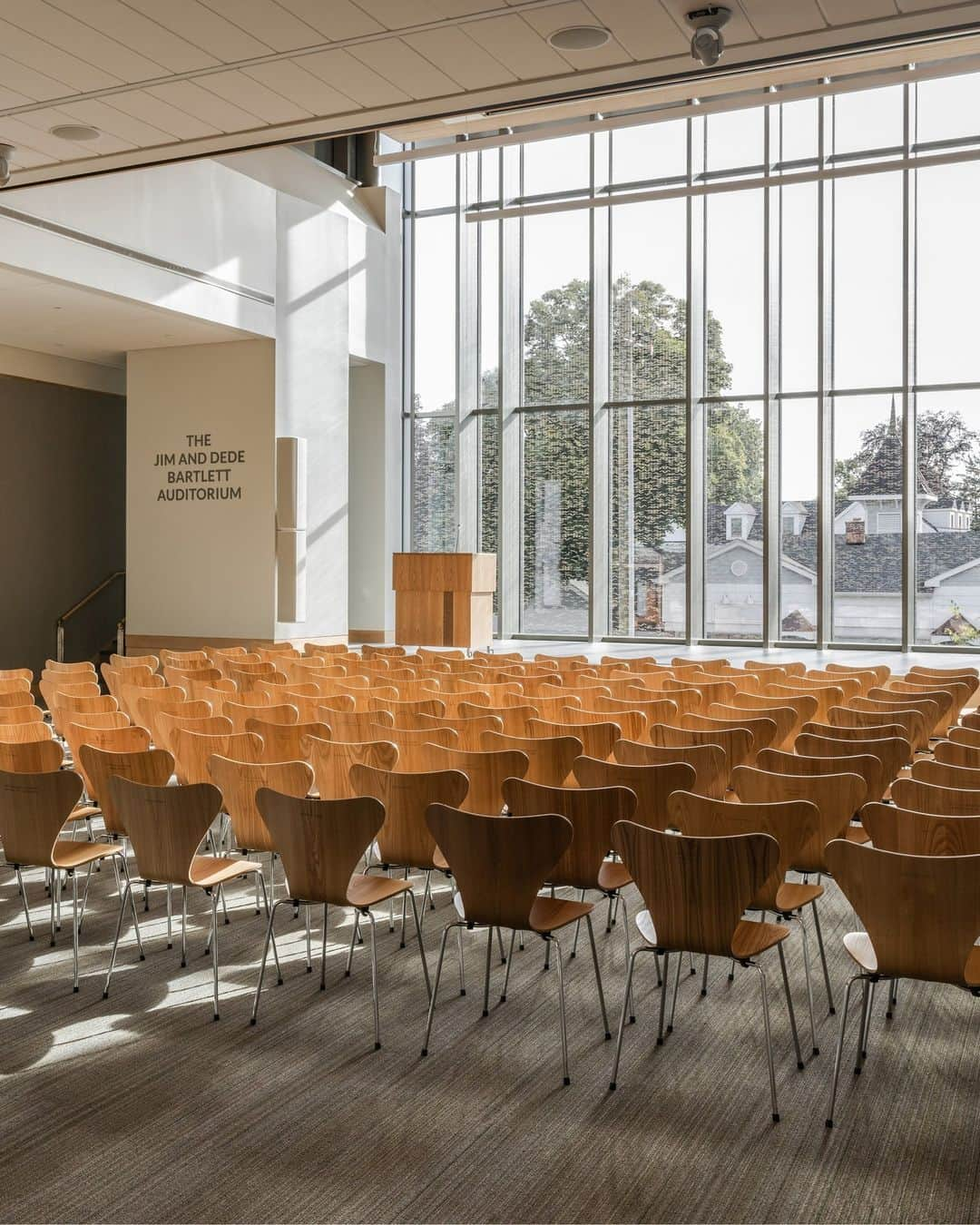 フリッツハンセンさんのインスタグラム写真 - (フリッツハンセンInstagram)「Explore the newly transformed New Canaan Library in Connecticut to see the result of a prioritised focus on sustainability for the community’s shared space. ⁠ ⁠ After re-opening, visitor numbers doubled, demonstrating what’s possible when a vision of inclusivity and sustainability in a public space comes to life. ⁠ ⁠ More than 300 donated and individually engraved Series 7™ chairs in the auditorium symbolise its role as a platform for lifelong learning and community togetherness. These chairs were chosen for their durability to withstand high daily traffic, reflecting the library's commitment to inclusivity, sustainability, and community.⁠ ⁠ Explore the full story via the link in bio ⁠」11月11日 12時00分 - fritzhansen