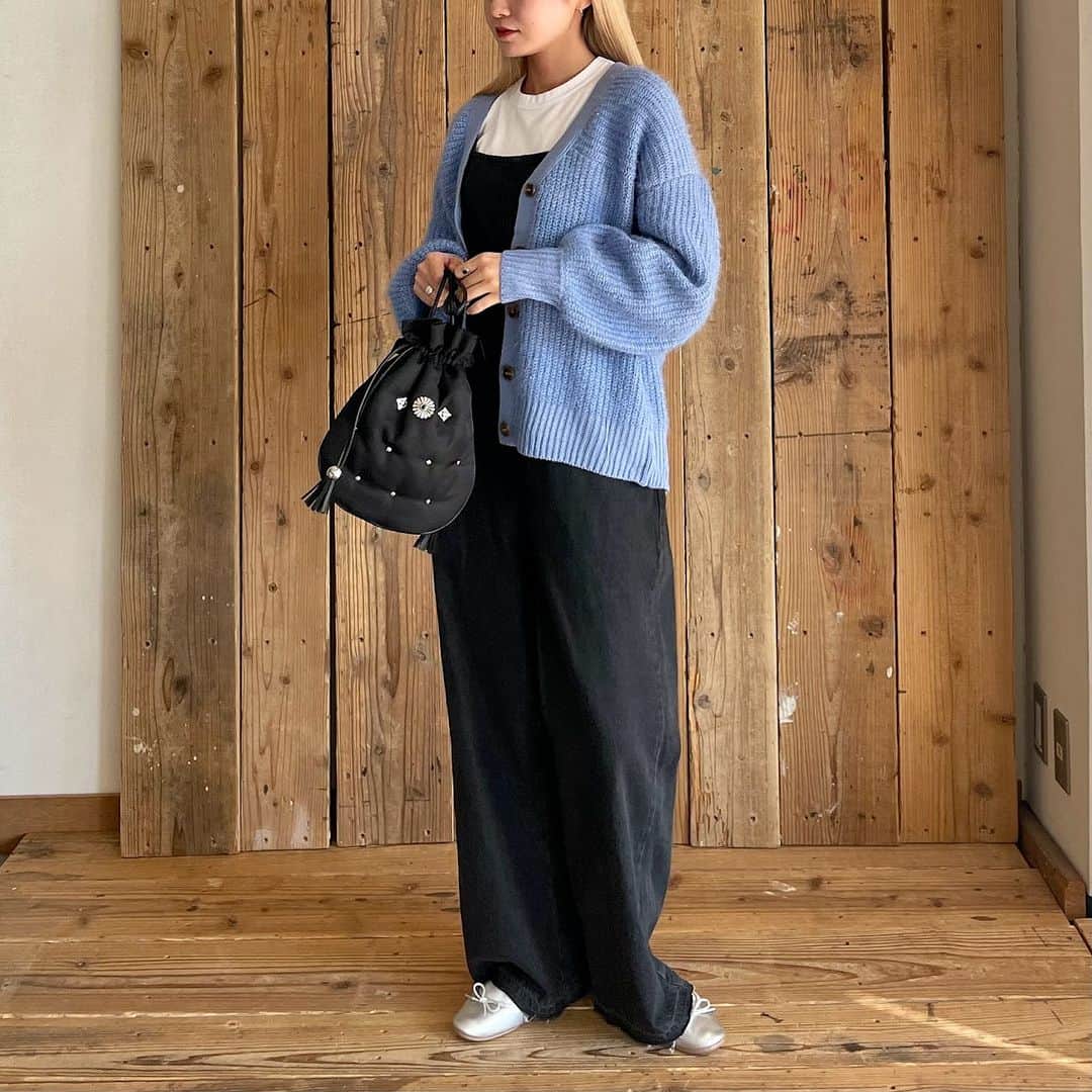 イーザッカマニアストアーズのインスタグラム：「. ＼📣 NEW ITEM ／  冬のコーデを華やかに✨  ラメが入った起毛がキラキラと目を惹く、 モヘアタッチのバルキーニットが登場しました！ 華奢見えなボリュームスリーブで今っぽくトレンドシルエットに。  グリッターモヘア バルキーニットカーディガン 🔎2300647 ¥4,990 ◎公式サイトから商品番号でチェックできます  着用staff ブルー:みーちゃん 160cm オレンジ:かなやん 159cm  #ezakkamania #イーザッカマニアストアーズ #イーザッカマニア #ファッションコーデ #ファッション通販 #ニット #ニットコーデ #カーディガン #ニットカーディガン #カーデ #大人カジュアル #秋 #秋コーデ #冬 #冬コーデ #新作 #秋服 #秋服コーデ #秋冬コーデ #秋冬 #23AW #20代ファッション #30代ファッション #40代ファッション」