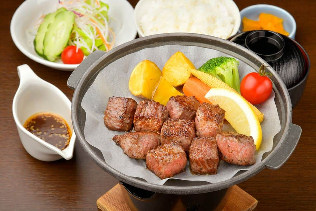 北海道じゃらん【公式】のインスタグラム：「日高ブランド牛肉ランチが期間限定で登場！  札幌から車で約1時間40分の平取町。2時間の新冠町。2時間30分の新ひだか町。 魅力あふれるご当地のブランド牛を有する日高エリアから、お肉をたっぷり120g以上味わえるボリューム満点のランチが登場！ 各店のこだわりがつまった逸品と、ランチと一緒に楽しみたい各施設の魅力にも注目を！ この特別な機会にぜひ足を運んでみてはいかがですか？  期間：10/20（金）～11/29（水）  1枚目：みついし昆布温泉　蔵三（ @kurazou2800） 「みついし牛　サイコロステーキ膳」 2枚目：黒毛和牛のドン（ @wagyu.no.don ） 「こぶ黒ステーキ丼」 3枚目：びらとり温泉　美味い宿　ゆから（ @yukara.1129 ） 「びらとり和牛100％　ハンバーグ定食」 4枚目：びらとり和牛専門店　くろべこ 「贅沢サーロイン丼」 5枚目：夕陽と音楽を堪能する眺望リゾート　新冠温泉　ホテルヒルズ（ @niikappuonsen ） 「みついしこぶ黒和牛ハンバーグ」  #北海道じゃらん　#北海道じゃらん11月号　#日高　#ブランド牛肉　　#びらとり和牛　#みついし牛　#こぶ黒　#北海道　#北海道グルメ #蔵三 #黒毛和牛のドン #びらとり温泉ゆから #くろべこ #新冠温泉ホテルヒルズ」