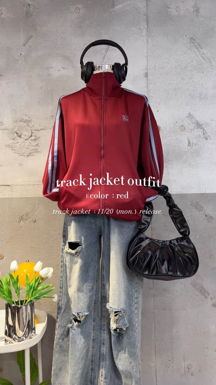 のインスタグラム：「coming soon 🧼 @nemne_store   🌿【3サイズ展開】ワンポイント刺繍入りトラックジャケット price ：￥2,995（tax in） アイテム品番：NM1681 サイズ展開：S.M.L 新色販売日：11/20（月）20:00 - 新色発送予定日：12月中旬予定  #ootd #outfit #fyp  #着回しコーデ #おすすめ #韓国コーデ #秋冬コーデ #秋服 #nemne」