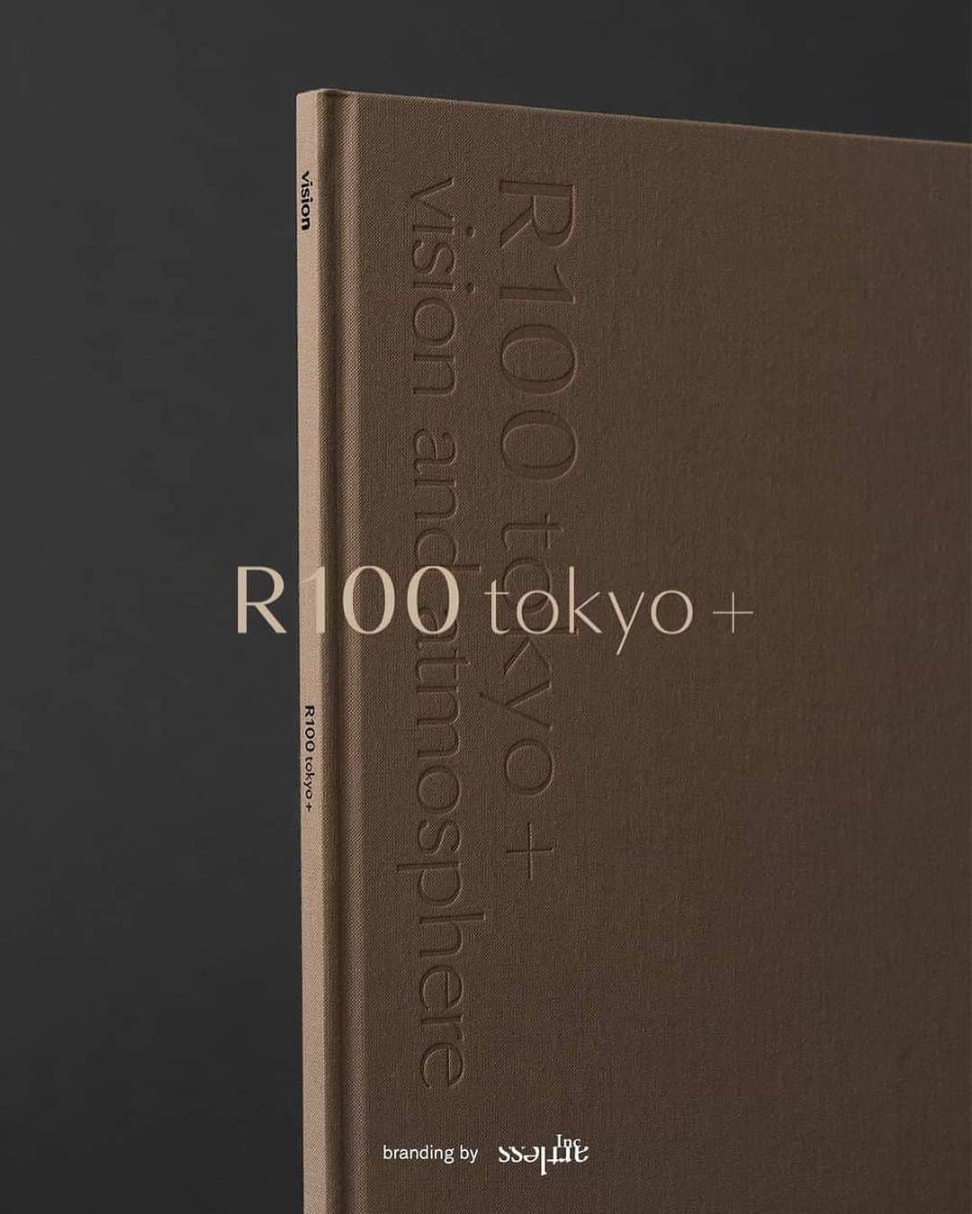 川上俊さんのインスタグラム写真 - (川上俊Instagram)「R100 tokyo : rebranding by artless Inc.  brand design:  logo + visual identity brand guide graphic design web design book design stationery design –  r100 tokyo @r100_tokyo is a brand that proposes residences and lifestyles with intrinsic value from the perspective of ” living well in tokyo ” and focuses on renovated properties with sustainability in mind, which it produces and sells. the brand identity has been updated for the coming era, and a lifestyle based on quiddity (intrinsic value) has been defined as the new ” qol = quiddity of life ” with the aim of seeking and realizing an affluent lifestyle. artless inc. rebranded r100 tokyo in the spring of 2023 with the aim of exploring and realizing a lifestyle of abundance. artless inc. was in charge of the brand identity and visual identity, starting with the brand core, and the brand communication tools, rebranding all touchpoints from the graphics to the website.  r100 tokyo は、「豊かに暮らす」という視点で、本質的な住まいとライフスタイルを提案する、リノベーション物件だけを取り扱うブランドです。今回、さらなるライフスタイルの提案にむけて、quiddity | クイディティ (本質的価値) に 根差したライフスタイルを新たな < qol = quiddity of life > と定義し、暮らす人々と共に創造、提案しながら豊かなくらしの実現を目指すべく、リブランディングを行いました。artlessでは、ブランドコアをはじめとするブランドアイデンティおよびビジュアルアイデンティティの構築、それらに伴うブランドツールの制作を一貫したブランドデザインを担当しました。  #shunkawakami #artlessinc  #r100tokyo #renovation  #branding」11月11日 12時00分 - shunkawakami