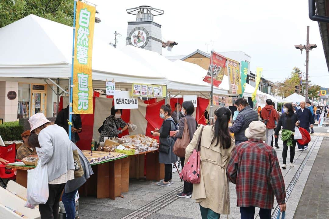 島田市さんのインスタグラム写真 - (島田市Instagram)「島田産業まつりが始まりました！ 帯通りには、地域の食・技・物が大集合。南側ステージでは、各個人・団体によるステージ発表も行われています。ぜひ、お出掛けください。 #島田市 #Shimada #JAPAN #イベント #地域の魅力 #地場産品 #体験 #島田産業まつり」11月11日 12時01分 - shimadacity_shizuoka_official