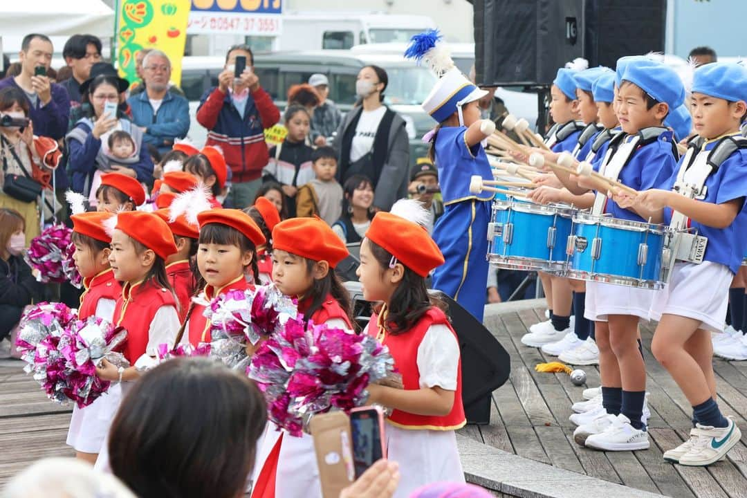 島田市さんのインスタグラム写真 - (島田市Instagram)「島田産業まつりが始まりました！ 帯通りには、地域の食・技・物が大集合。南側ステージでは、各個人・団体によるステージ発表も行われています。ぜひ、お出掛けください。 #島田市 #Shimada #JAPAN #イベント #地域の魅力 #地場産品 #体験 #島田産業まつり」11月11日 12時01分 - shimadacity_shizuoka_official