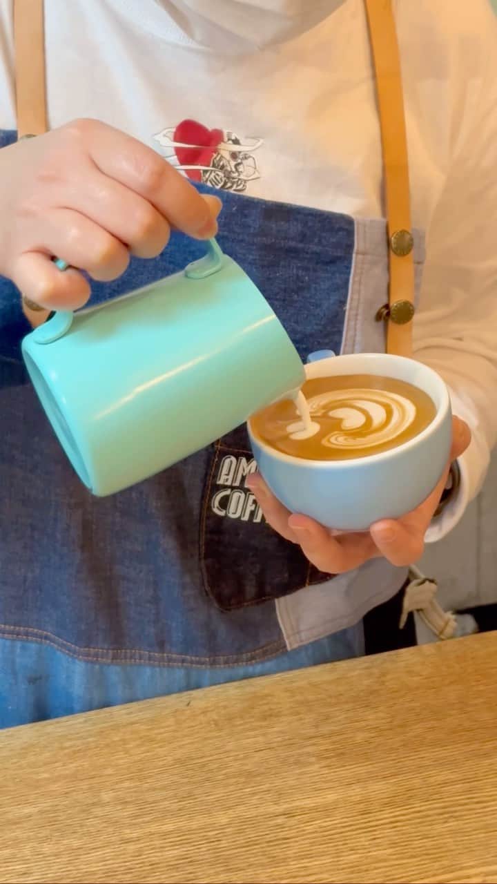 AMAZING COFFEEのインスタグラム：「.  こんにちは☀️  HOTがおいしい季節ですね☕️ 本日もHAPP🌱な1日を...💫  #AMAZINGCOFFEE #アメージングコーヒー #AMeCO #アメコ #coffee #espresso #latte #カフェラテ #latteart #ラテアート #TOKYONAKAMEGURO #中目黒 #cafe #カフェ #中目黒カフェ #堀江カフェ #saveyourneighbor」
