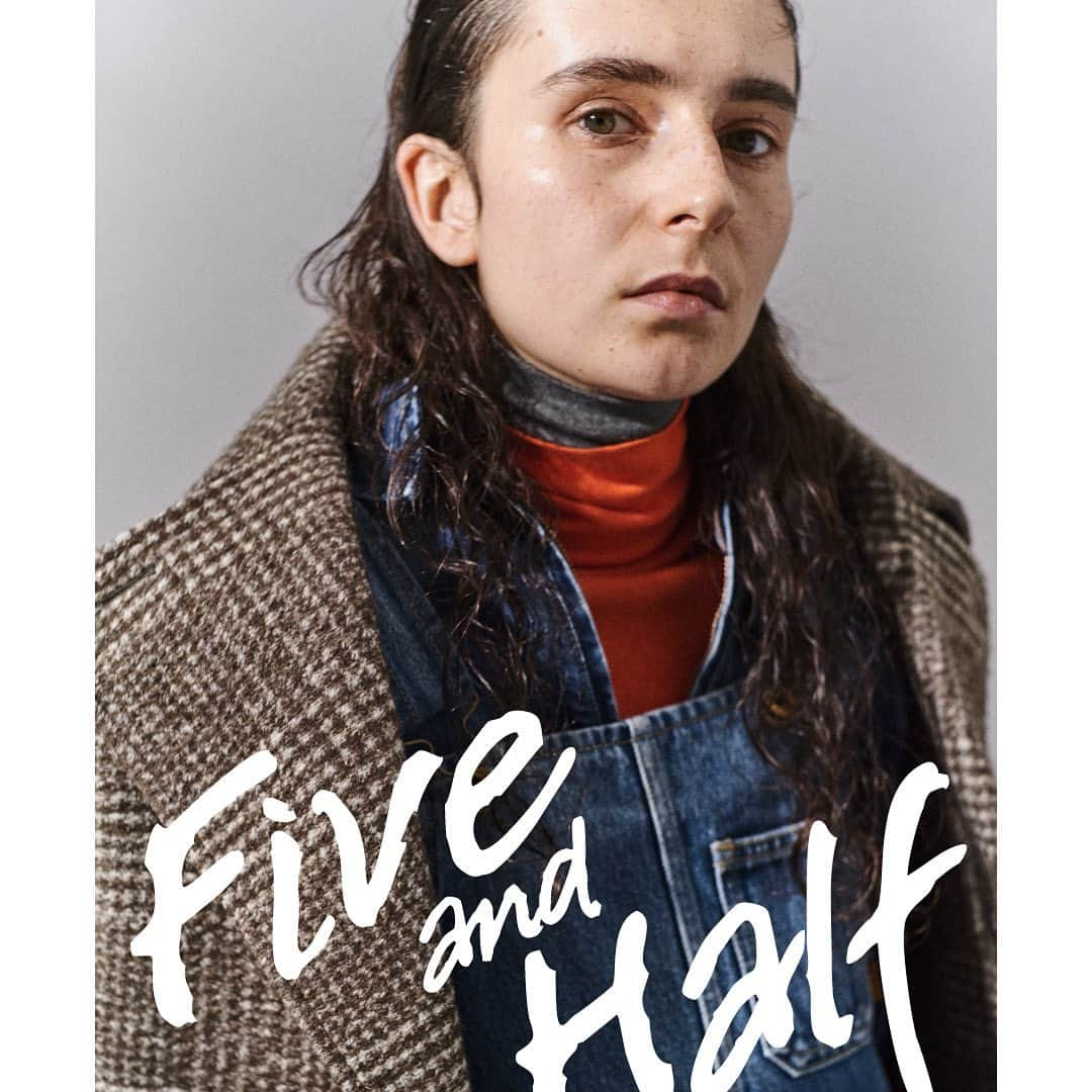 スピックアンドスパンのインスタグラム：「Five and Half NEW COLLECTION ✔️ ⁡ ⁡ Spick & Span オリジナルデニムレーベル 5 1/2 (Five and Half)から新型5型が登場！ ⁡ 今の自分を大切にする人へ。 ちょっと気の利いたシルエットや丈感で新しさを加えて、半歩先のスタイリングを後押しする、新たなデニムワードローブを提案します。 ⁡ ⁡ ＿＿＿＿＿＿＿＿＿＿＿＿ ⁡ ⁡ ▼line up ⁡ 5 1/2 CURVE LINE_DENIM ¥14,300 no. 23030200225040 ⁡ 51/2 FLARE LINE_OVERALLS ¥27,500 no. 23030200226040 ⁡ 5 1/2 HALFZIP_DENIM SHIRT ¥33,000 no.23050200213040 ※WEBは準備ができ次第発売予定 ⁡ 5 1/2 ONE-PIECE LINE DENIM ¥39,600 no.23040200213040  ※WEBは準備ができ次第発売予定 ⁡ 5 1/2 WESTERN_PADDING COAT ¥47,300 no.23020200208040 ※WEBは準備ができ次第発売予定 ⁡ ＿＿＿＿＿＿＿＿＿＿＿＿ ⁡ ⁡ @baycrews  #spickandspan #baycrews #スピックアンドスパン #ベイクルーズ #fiveandhalf #ファイブアンドハーフ #デニム #デニムコーデ #サロペット #サロペットコーデ #デニムシャツ #デニムシャツコーデ #デニムジャケット #デニムジャケットコーデ #デニムスカート #デニムスカートコーデ #カジュアル #カジュアルコーデ #大人カジュアル #大人カジュアルコーデ」