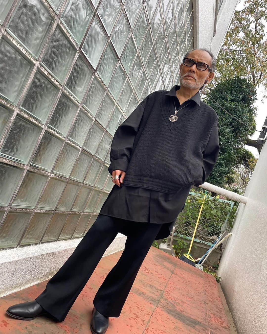 片岡鶴太郎のインスタグラム：「御花の会のファッション💐  ⭐️NOID. （ノーアイディー）ニット🧶  ⭐️TOMASO（トマソ）パンツ🩳  ⭐️georg jensen （ジョージジェンセン）ヘマタイトイアリング👂  ⭐️ネックレススカンジナビアジュエリー💎  ⭐️アンティークインディアンジュエリーリング💍  ⭐️アンティークTouareg(トゥアレグ)シルバーリング💍  ⭐️オリジナルアイウェア👓  ⭐️Corthay（コルテ）レザーシューズ👞  #片岡鶴太郎#俳優#画家#ヨーギー#ヨガ#つるちゃん#オシャレ#古着#太田プロ#芸人#ぴよこちゃん#おでん芸#ものまね#ボクシング#ちょっちゅね#pm11時起き#noid.#tomaso#georgjensen#touareg#corthay」