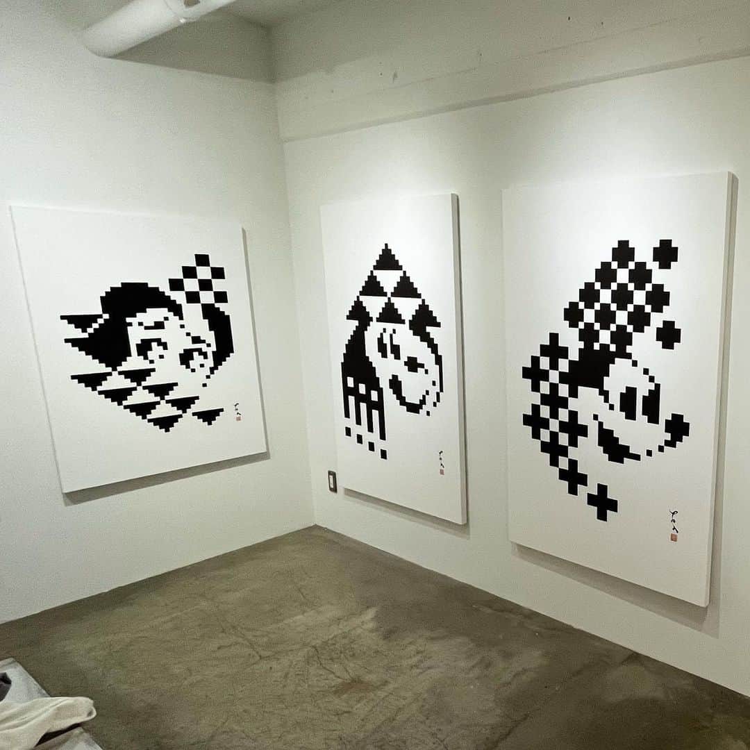 水谷さるころのインスタグラム：「テンちゃんの個展ten_do_ten's "CHARAGRAMY" exhibitionat MANUAL+PREFAB presents "PLATFORM"のクロージングにちょこっと行ってきました。めちゃくちゃ久しぶりの方と話できたりしてたのしかった。作品はかわいくてシンプルでかっこいい。作品集にサインしてもらいました😊」