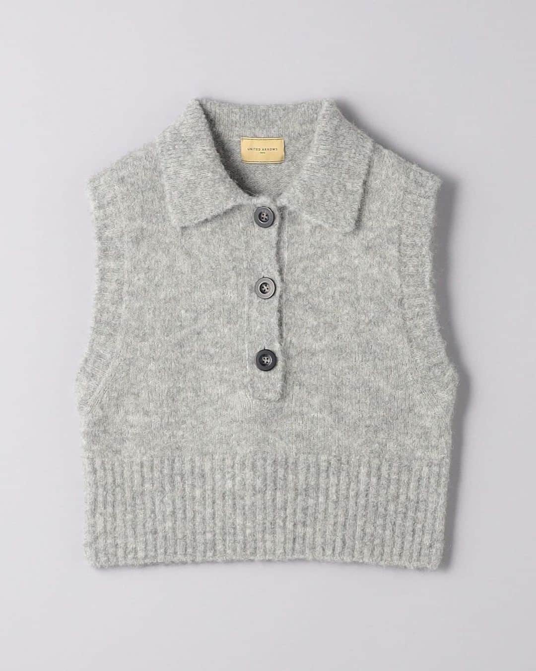 UNITED ARROWS さんのインスタグラム写真 - (UNITED ARROWS Instagram)「レイヤードを楽しめる襟付きニットベスト。 アルパカ混の上質なウール素材を使用しているので軽く柔らかい素材です。 コンパクトな襟とボタンデザインに、幅の広い裾リブのバランスが魅力。 寒くなってきた今の時期にレイヤードスタイルを楽しめる一着です。   ループ ニット ベスト ¥30,800 品番：15182991795   #UnitedArrows #UnitedArrowsWomen #ユナイテッドアローズ #ベスト」11月11日 12時07分 - unitedarrows_official