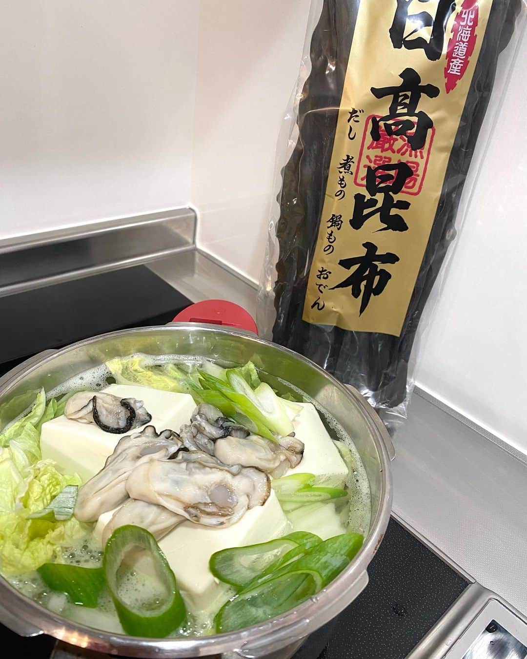 湯浅美和子さんのインスタグラム写真 - (湯浅美和子Instagram)「寒い！ちょっと外へ出ましたが一気に初冬？今日は夕方からお出かけなのですが防寒対策しっかりせねばなりません。  昨晩は宣言通り、湯豆腐を！ 作りながら、湯豆腐とお鍋の違いってなんだろうと。  諸説あるみたいですが、どうやら昆布出汁にお豆腐を入れて煮たてたものを湯豆腐と呼ぶらしいです。  日高昆布です。 北海道出身なので北海道の食材を見ると安心します😘  牡蠣も入れたので、やっぱりこれは牡蠣鍋？とも思いましたけど、美味しくあたたまる簡単料理は最高なので、細かいことは気にしません♡  今朝も湯豆腐、昼も湯豆腐、多分、今夜も湯豆腐かなー😅 カレーみたいに2日目が美味しいとか、ないか。  #おうちごはん  #湯豆腐 #鍋  #日高昆布 #北海道 #いただきます #ごちそうさまでした」11月11日 12時07分 - miwako_yuasa
