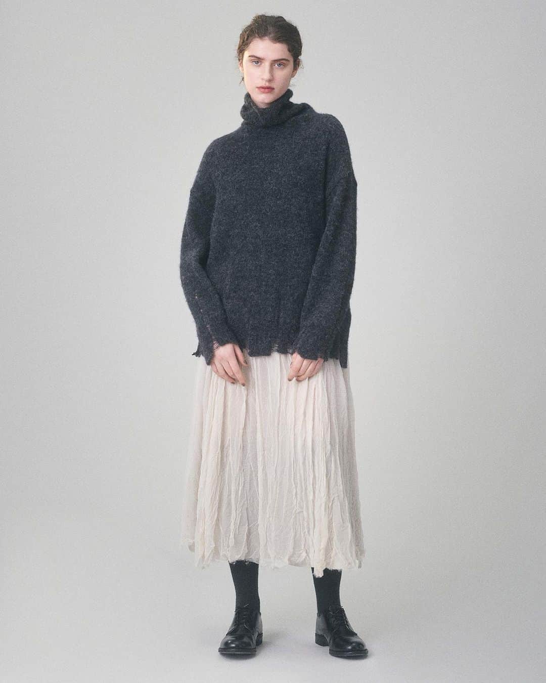 pas de calais -パドカレ-のインスタグラム：「•  pas de calais  New knit  保湿性と軽さ、柔らかさに優れ、その中でもより柔らかで優しいタッチのベビーアルパカを使用した素材。 襟、袖口のリブ部分を敢えてクラッシュさせて編み出したデザインになっています。  •Off-Neck Knit (No.2427) Grey, Charcoal, Camel 36,300yen  (Online Storeは来週発売予定)  •Skirt (No.7226) lvory, Black 31,900yen  @pasdecalais_story   #pasdecalais  #pasdecalais_offical_jp  #パドカレ #newin #knit #23aw #パドカレコーデ  #大人カジュアル」