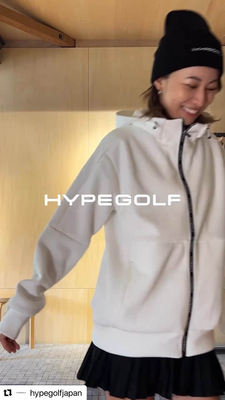 平野杏梨のインスタグラム：「Thank you for inviting me to shooting📸🌼 @hypegolfjapan   冬ゴルフも楽しみ☺️🩵🩵  . . .  #Repost @hypegolfjapan with @use.repost ・・・ ゴルフ場でのスタイリングを紹介するシリーズ “GOLFSTYLE” の Ep.8は @anri_hirano をフィーチャーした “Styled by Anri” 。  クールとかわいいを掛け合わせたスタイリングを提案した Anri 。オーバーサイズ感のあるフーディがメンズライクだが、短めでブラックのスカートを履くことで、ダボっとしすぎないバランスの取れたスタイルに。シューズには @adidasgolf の SAMBA をチョイスし、スカートのカラーに合わせたビーニーを被り、ストリート感を演出。アイテムは全てホワイトとブラックのモノトーンで統一しているところもポイントだ。女性の方は、メンズサイズしか販売されていない場合でも、この Anri のスタイリングを参考にしてみてはいかがだろうか。  Items 🔽 POLO (L): @hypegolfjapan / 15,400円 HOODIE (M): @hypegolfjapan / 29,700円 SKIRT (S): @adidasgolf / 11,000円 SOCKS: @hypegolfjapan / 1,760円 SHOES: @adidasgolf / 15,400円 BEANIE: @hypegolfjapan / 5,500円  Model: Anri Hirano （モデル身長: 168cm）  これらのアイテムは Hypegolf 代官山ストアおよびオンライン EC サイトにて販売中。詳しくはプロフィールの🔗からご確認を」