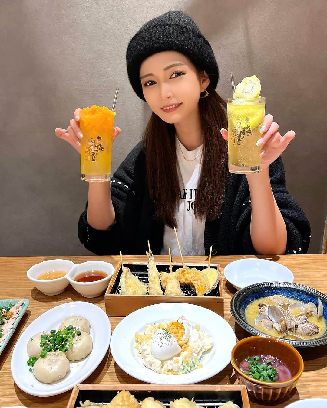 FukamizuYukina のインスタグラム：「_ 天神ソラリアステージにある昼飲みできる 串天ぷらと焼き小籠包のお店に行ってきた🍺🥢💕 ㅤㅤㅤㅤㅤㅤㅤㅤㅤㅤㅤㅤㅤ 📍 @maruni_2021  ㅤㅤㅤㅤㅤㅤㅤㅤㅤㅤㅤㅤㅤ お昼に行ったけどお客さんみんな昼飲みしてた👍🏻✨ ㅤㅤㅤㅤㅤㅤㅤㅤㅤㅤㅤㅤㅤ お酒に合うおつまみも豊富やし 串天ぷらと焼き小籠包も美味しかったよ😋💕 ㅤㅤㅤㅤㅤㅤㅤㅤㅤㅤㅤㅤㅤ 名物のフルーツサワーは🍊と🥝をチョイス🍸 フルーツたっぷりで飲みやすくて、 これは女の子が好きなやつやん☺️😋🥰🎶って テンション上がってた⤴︎⤴︎笑 ㅤㅤㅤㅤㅤㅤㅤㅤㅤㅤㅤㅤㅤ 駅チカやし行ってみて👍🏻💕💕 ㅤㅤㅤㅤㅤㅤㅤㅤㅤㅤㅤㅤㅤ #食堂まるに #串天ぷらと焼小籠包食堂まるに #福岡ディナー #福岡居酒屋 #天神ディナー #天神居酒屋 #天神ランチ #串天ぷら #PR」