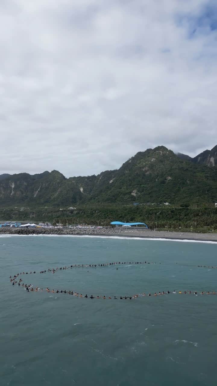 世界プロサーフィン連盟（WSL）のインスタグラム：「Today the competitors, staff, and support teams at the Taiwan Open of Surfing came together to hold a paddle out celebrating the life of Febriansyah, who tragically passed away on Friday morning. We will continue to honor him in our memory.」