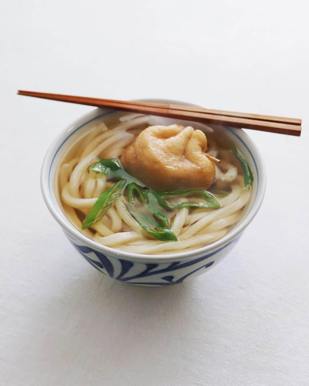 樋口正樹さんのインスタグラム写真 - (樋口正樹Instagram)「Udon 🏯  お昼に温かいおうどんで、 具は肉入りのたまご巾着😋  . #うどん #饂飩 #うどん好き #温かいうどん#砥部焼 #udon #udonnoodles #麺の日」11月11日 12時35分 - higuccini