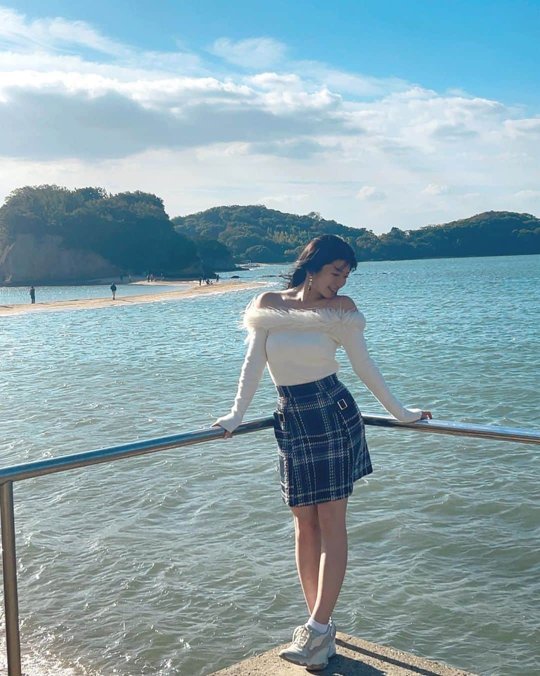 渚志帆さんのインスタグラム写真 - (渚志帆Instagram)「天使の散歩道໒꒱· ﾟ  海と青い空はいつ見てもどんな時も 共に生きる身近な存在だと感じるね。」11月11日 20時00分 - totsuka_ruu