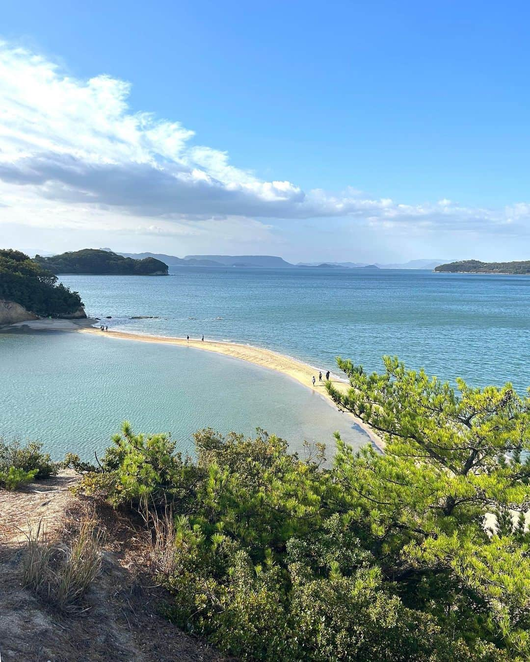 渚志帆さんのインスタグラム写真 - (渚志帆Instagram)「天使の散歩道໒꒱· ﾟ  海と青い空はいつ見てもどんな時も 共に生きる身近な存在だと感じるね。」11月11日 20時00分 - totsuka_ruu