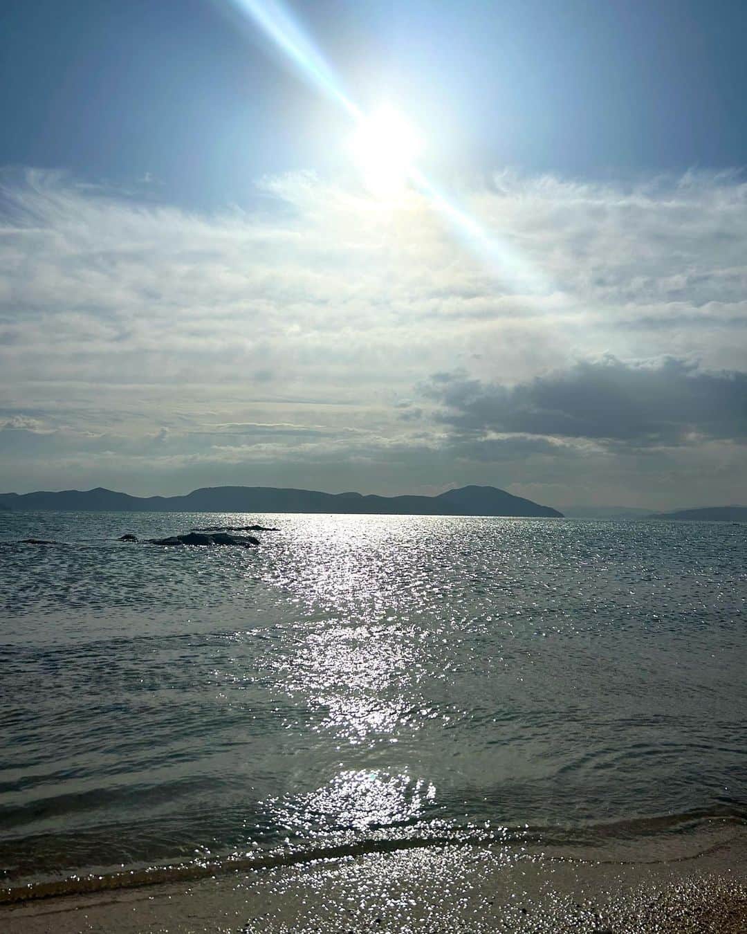 渚志帆さんのインスタグラム写真 - (渚志帆Instagram)「天使の散歩道໒꒱· ﾟ  海と青い空はいつ見てもどんな時も 共に生きる身近な存在だと感じるね。」11月11日 20時00分 - totsuka_ruu