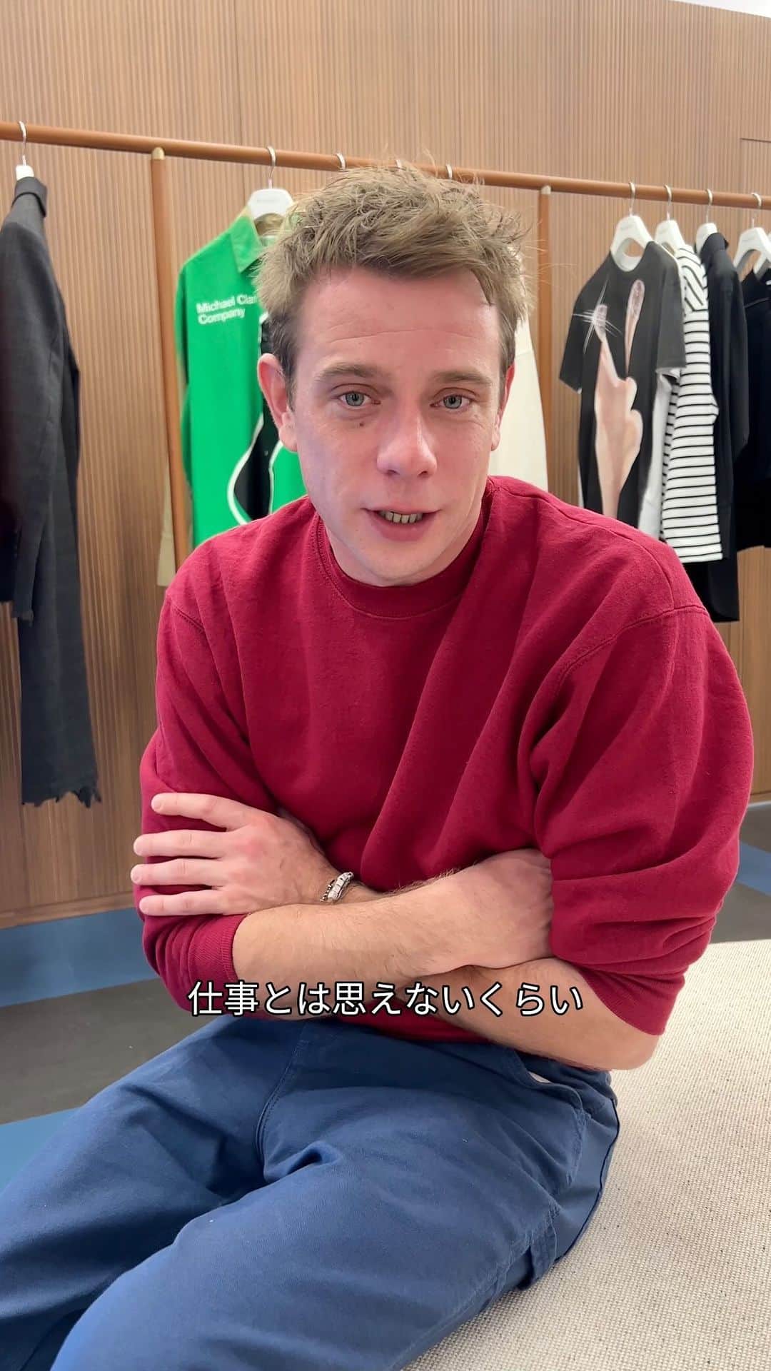 のインスタグラム：「今1番ホットなデザイナーのひとり、ジョナサン・アンダーソンが来日💚渋谷パルコに新たにオープンしたJW アンダーソンのショップにて、毎日の原動力や2023年の振り返りを聞いた。 #jonathananderson #jwanderson」