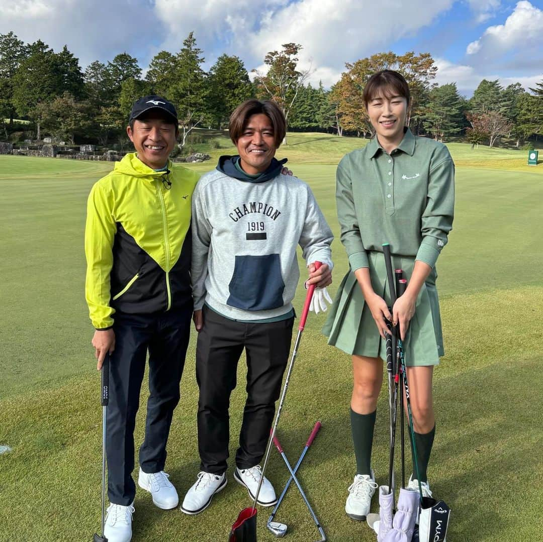 狩野舞子さんのインスタグラム写真 - (狩野舞子Instagram)「・ 先月行われた城彰二さんのコンペ⛳️ 『第一回 JO CUP』に参加させていただきました😊  朝スタート時間が近かった合唱メンバーで撮ったんだけど、次晴さんと私完全に寝てます。 すいません。やる気はあったんですけど寝ちゃいました🥱  そして肝心の主催者城さんとは撮り忘れるっていうコンペあるある🤣 次回も呼んでもらえますように🙈 ・ #城彰二 さん #JOCUP #荻原次晴 さん #大久保嘉人 さん #狩野舞子 はん #隙あらば寝るシリーズ復活 #noppomaikogolf」11月11日 12時19分 - kanochan715