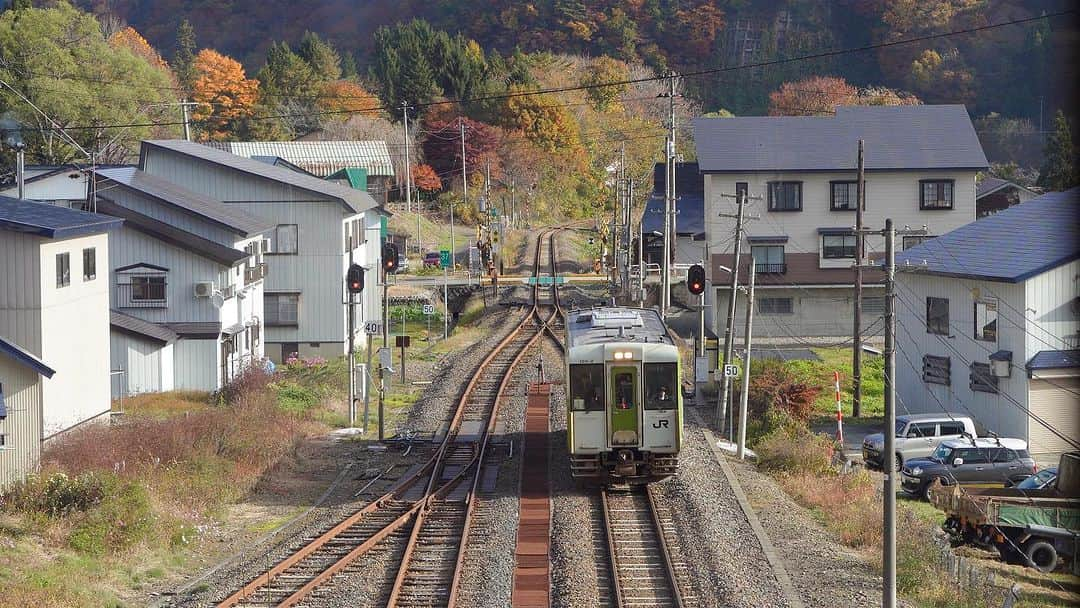 山人のインスタグラム：「4日目はこちらの場所を…！ ほっとゆだ駅周辺です✨ 今日、明日はほっとゆだ駅前でイベントがあります😊  2023.11.01撮影  #私の山人  #山人 #西和賀 #岩手 #岩手県 #温泉 #いくぜ東北 #東北グルメ巡り #東北グルメ #東北旅行 #温泉旅行 # 田舎暮らし #日本の風景 #自然が好き　 #風景写真を撮るのが好きな人と繋がりたい #田舎の風景 #紅葉 #もみじ #芸術の秋 #錦 #紅葉スポット #落葉 #北上線 #JR #JR東日本 #湯ったりまつり2023 #地元の鉄道を応援しよう✊」