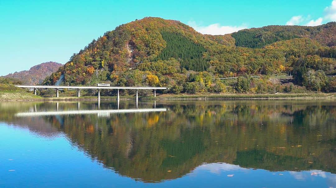 山人さんのインスタグラム写真 - (山人Instagram)「4日目はこちらの場所を…！ ほっとゆだ駅周辺です✨ 今日、明日はほっとゆだ駅前でイベントがあります😊  2023.11.01撮影  #私の山人  #山人 #西和賀 #岩手 #岩手県 #温泉 #いくぜ東北 #東北グルメ巡り #東北グルメ #東北旅行 #温泉旅行 # 田舎暮らし #日本の風景 #自然が好き　 #風景写真を撮るのが好きな人と繋がりたい #田舎の風景 #紅葉 #もみじ #芸術の秋 #錦 #紅葉スポット #落葉 #北上線 #JR #JR東日本 #湯ったりまつり2023 #地元の鉄道を応援しよう✊」11月11日 12時28分 - yamado.official