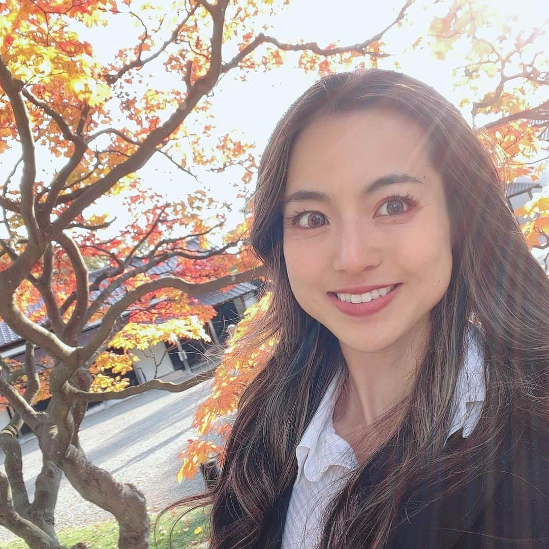 岡部友さんのインスタグラム写真 - (岡部友Instagram)「大人の大運動会で唯一の怪我人が私だったらしい😆 怪我人が私で良かった！  ゴッドハンドによって肩負傷もみるみる回復したぞ❤️‍🩹  数年前、呼ばれてないけどもし始球式に呼ばれたら、、 絶対キャッチャーまで届きたいなとふと思って完全な妄想癖のせいで練習して1日で肩が壊れたことがある。  今回のドッヂボールで同じ痛みが！ あの古傷を思い出した💦  股関節得意だけど肩関節は苦手だ😆  (写真は関係なし!!)  #スパイスアップフィットネス #岡部友 #美尻 #臀筋 #骨盤底筋」11月11日 12時22分 - tomo_fitness