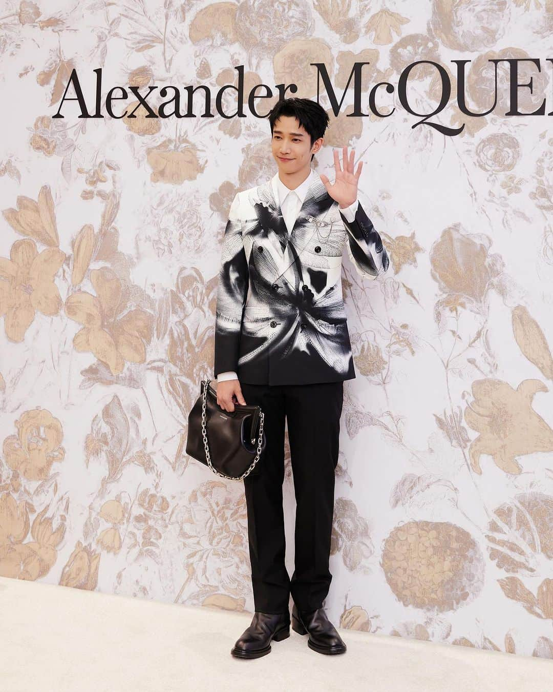 ジャスパー・リューさんのインスタグラム写真 - (ジャスパー・リューInstagram)「謝謝 @alexandermcqueen 讓我有這麼棒的夜晚，還能和朋友們相聚🙌🏼🙌🏼🙌🏼大自然的元素，空間跟服裝上充滿著蜻蜓與蝴蝶的印花，欣賞幾圈好多東西都很喜歡，只能選一個了話應該是the peak指環包😁但鞋子還有圍巾也真的好好看🥳🥳🥳哈哈哈哈 準備回山上部落繼續努力拍攝，之後下山再來好好逛一下  #AlexanderMcQueen #McQueenMenPreSS24 #mcqueenpeak」11月11日 12時22分 - ryu19860812