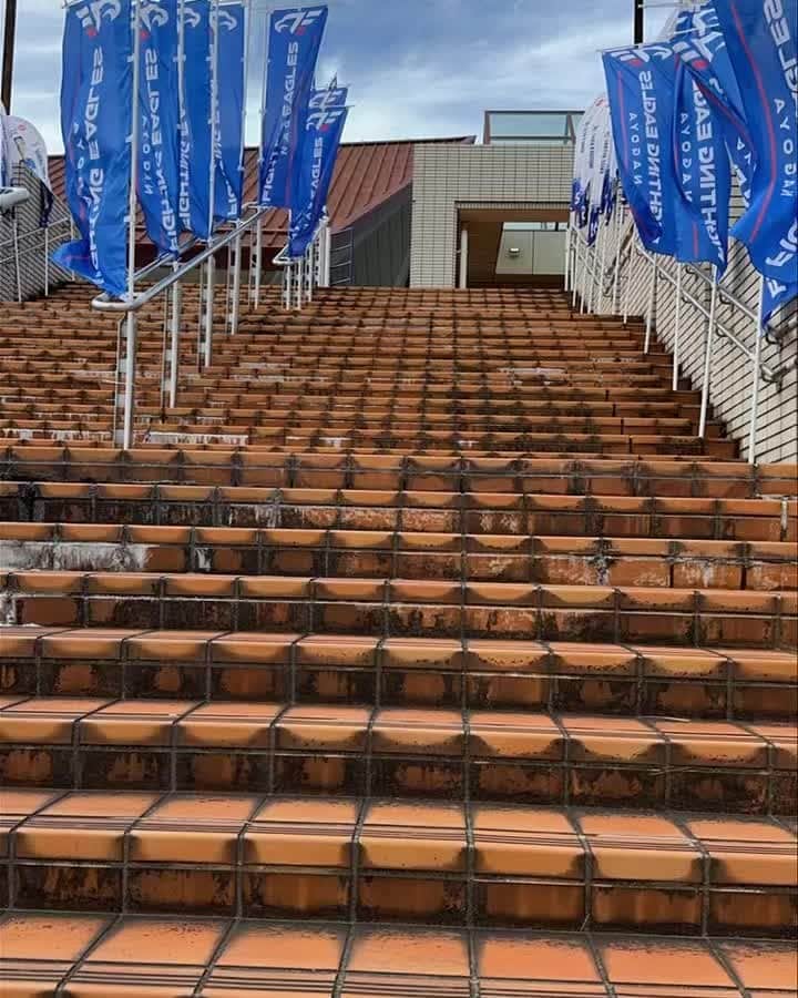 GTトレーディング株式会社のインスタグラム：「ししゅう屋さんはこんなことしています。 今日は初めての稲永スポーツセンターです。 グッズ売場への動線です。  2階からの入場ですので階段降りていただくとグッズ売場とうめざわさんがいてます。  みなさまどうぞ1階にお越しください。  #FE名古屋 #稲永スポーツセンター  #グッズ売場 #清須和菓子工房うめざわ  #ししゅう屋さん」