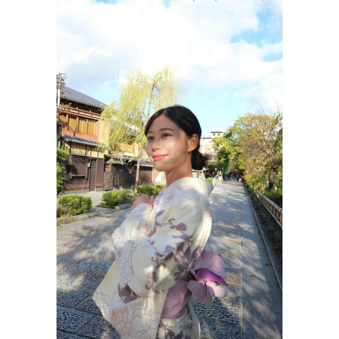 足立夏保さんのインスタグラム写真 - (足立夏保Instagram)「． 今週もありがとうございました☺︎  写真は一緒にいるとずっと食べて笑っての友人たちと京都に行った時のですっ。  #読売テレビ #ウェークアップ #かんさい情報ネットten #アナウンサーコーデ #京都観光 #着物 #良い週末を」11月11日 12時26分 - kaho_adachi_ytv