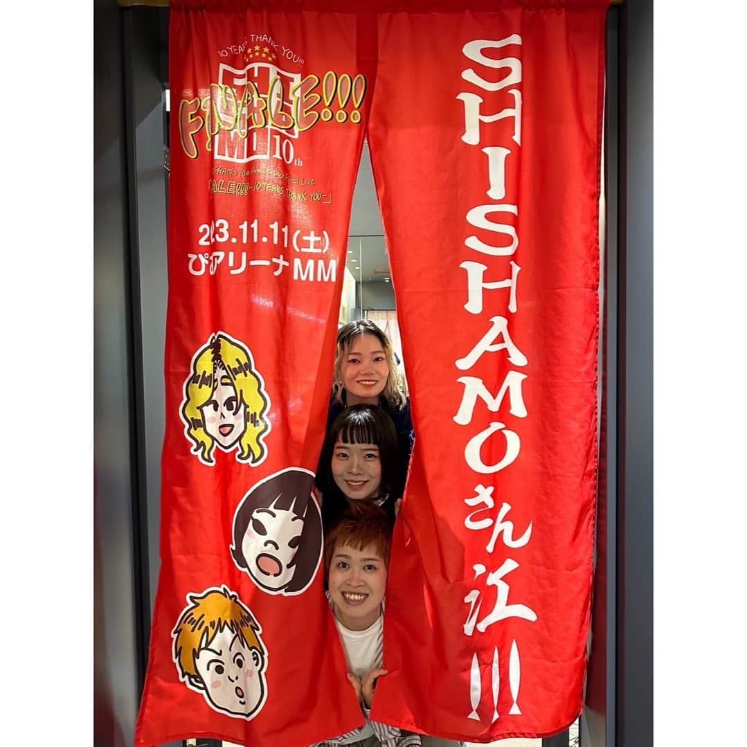 SHISHAMOのインスタグラム：「🎉🤳TikTok生配信決定🤳🎉  本日開催の 🔴SHISHAMO 10th Anniversary Final Live 「FINALE!!! -10YEARS THANK YOU-」 から特別に1曲だけSHISHAMOの公式TikTokアカウントにて生配信します🎸  本日17:00よりスタート予定!!! 是非ご覧ください💁‍♀️💁‍♂️  #shishamo」