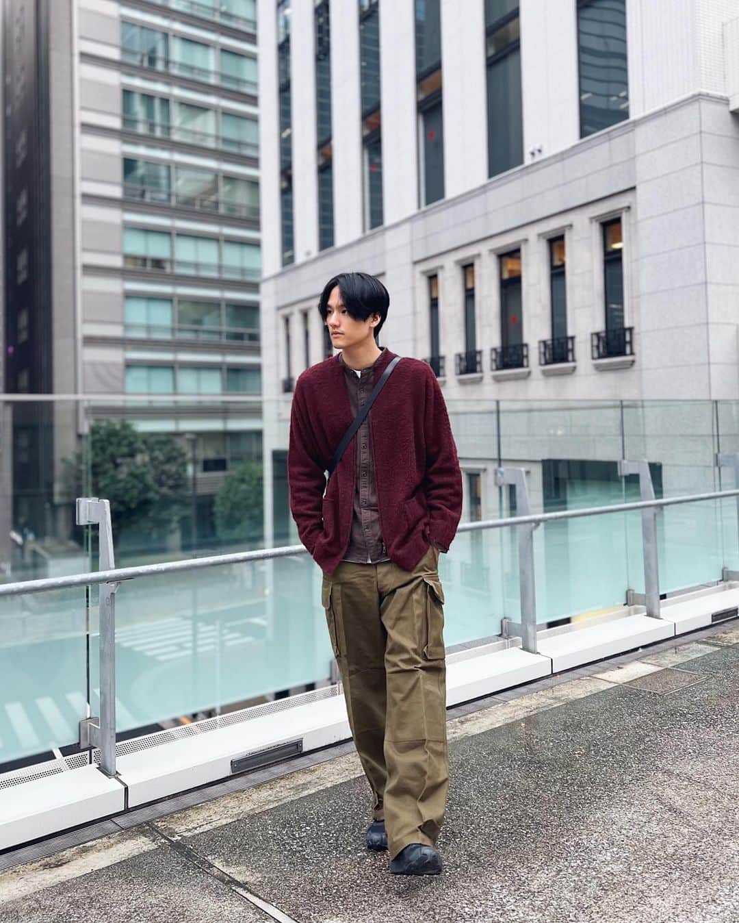 大須賀崇のインスタグラム：「先日城賀さん @naotemoss にお誘い頂き展示会にお邪魔したブランド @nest_robe_confect   オーダーした春夏物は来年届くのですが、今季の商品も気になりニットを購入しちゃいました😎  11月と思えない暑さが続いてたので一瞬で終わってしまうであろう秋を色味だけでも感じておきます🍂  #nestrobe  #nestrobeconfect #m47pants  #vintagestyle」