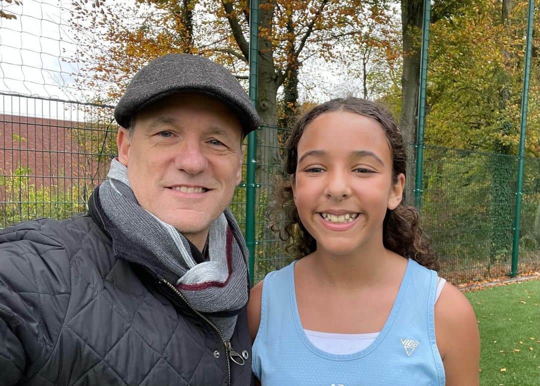 トム・ベリカのインスタグラム：「Proud papa got to go to Brussels to see my fierce competitor daughter run. #proudgirldad #brussels #crosscountryrunning」