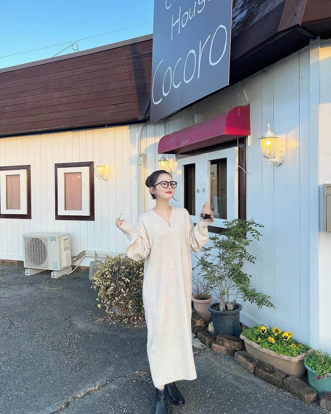 横山紗弓のインスタグラム：「@bonjoursagan の ディープVネックニットワンピース🧶  名の通り、Vネックの深さがポイントで 中にTシャツやタートルを合わせても🙆 ゆったりニットなので1枚でも可愛いし ボトムスをチラ見せさせるコーデもお洒落でした✨  ZOZOで1000円クーポン出てるよ🎫 #bonjoursagan #bs_style #ボンサガ」