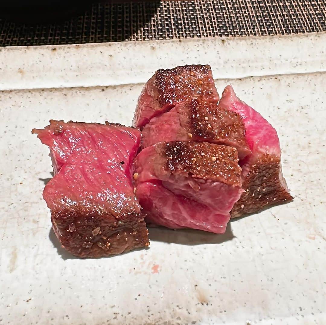 山岸久朗さんのインスタグラム写真 - (山岸久朗Instagram)「佐賀県唐津市のステーキ専門店「キャラバン」  最初のお花は、佐賀牛でも最上級の伊万里牛。こちらではその中でも生産者さんを選んでおられます。実は皿が熱々！皿に押し付けて火を入れます。ほんのり。一瞬。肉本来の旨みが爆発。シェフに与えよう、「肉の変態」の称号を。  この肉の変態シェフに、佐藤健に似てますねって言うたら、シェフは佐藤健を知らないとのことやった。言い損や笑笑  #caravan #caravansagakaratsuwagyusteakhouse  #caravansagakaratsuwagyusteakrestaurant  #sagaken #sagaprefecture  #karatsu #karatsucity  #wagyu #sagagyu #imarigyu」11月11日 18時01分 - yamaben