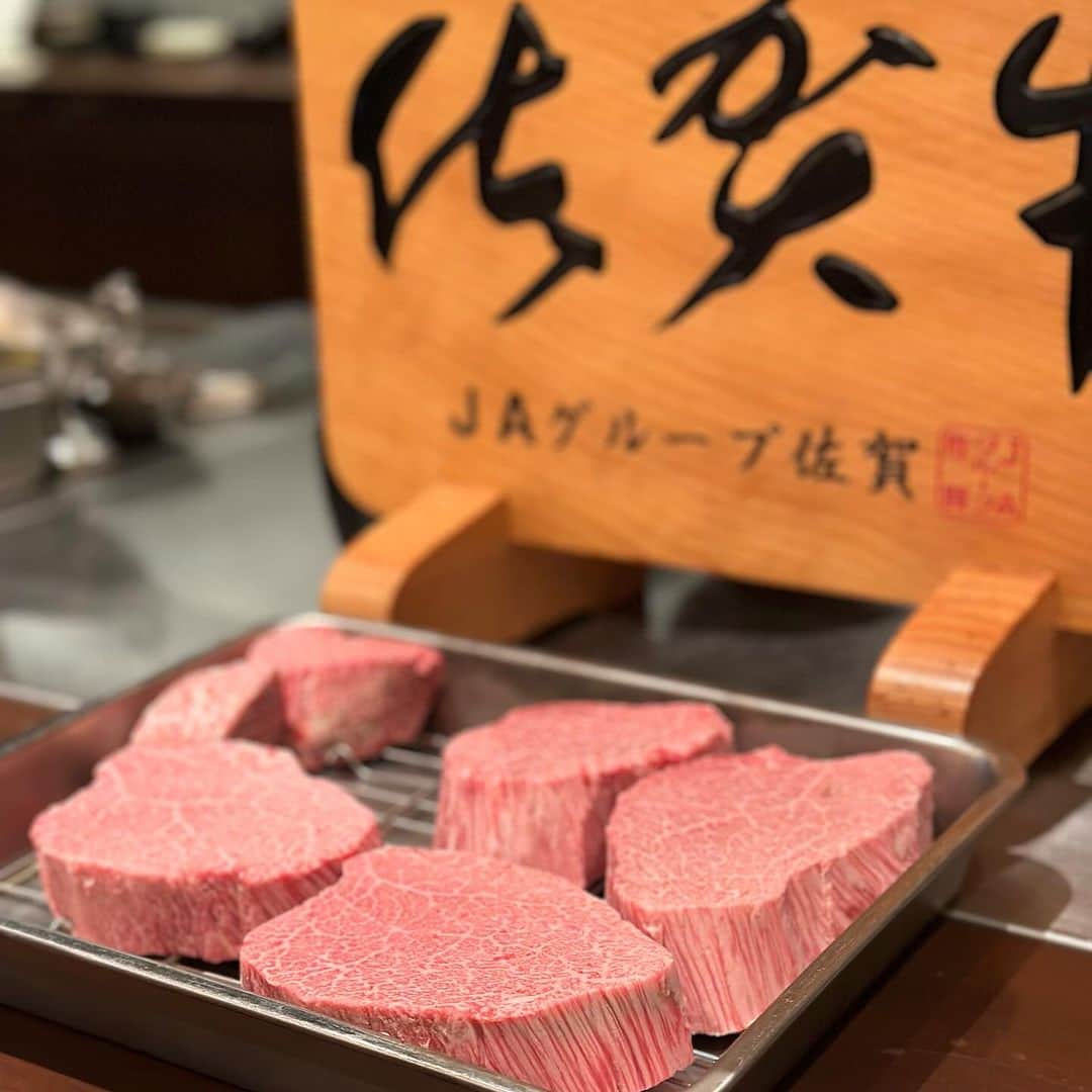 山岸久朗さんのインスタグラム写真 - (山岸久朗Instagram)「佐賀県唐津市のステーキ専門店「キャラバン」  最初のお花は、佐賀牛でも最上級の伊万里牛。こちらではその中でも生産者さんを選んでおられます。実は皿が熱々！皿に押し付けて火を入れます。ほんのり。一瞬。肉本来の旨みが爆発。シェフに与えよう、「肉の変態」の称号を。  この肉の変態シェフに、佐藤健に似てますねって言うたら、シェフは佐藤健を知らないとのことやった。言い損や笑笑  #caravan #caravansagakaratsuwagyusteakhouse  #caravansagakaratsuwagyusteakrestaurant  #sagaken #sagaprefecture  #karatsu #karatsucity  #wagyu #sagagyu #imarigyu」11月11日 18時01分 - yamaben