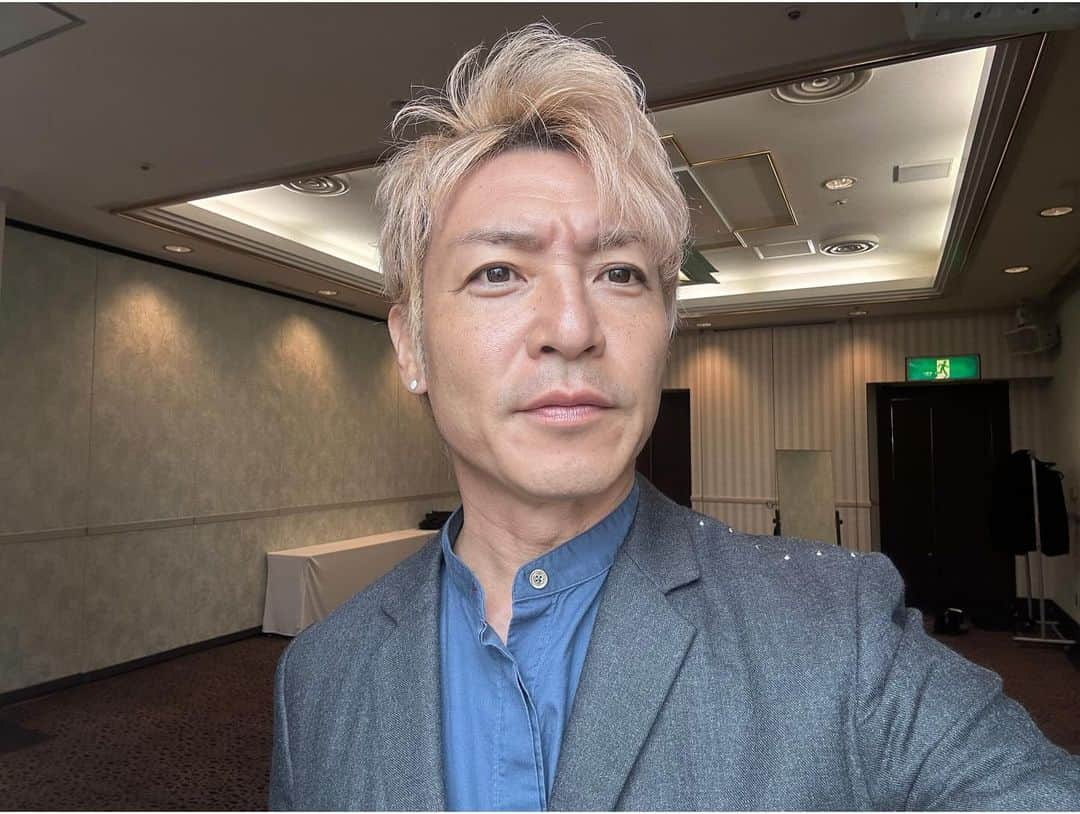 つるの剛士さんのインスタグラム写真 - (つるの剛士Instagram)「昨日は歌番組の収録でご一緒した #早見優 （　@yuyuhayami ）さんが 「今年のお正月つるのくん金沢にいたでしょ！」と。 「やっぱり！絶対つるのくんだっ！って追いかけようとしたんだけど家族で行列のお寿司やさんに並んでいて…🤭」と、これまたミラクル。 それにしても優さん、 小学生の頃からずっとテレビでみてるのになんとミラクルなお美しさ。。  優さん！昨日はありがとうございました またよろしくお願いいたします✨  さて、毎日日本中あちこちでロケさせていただいたり、歌唄わせていただいたり、今日はトークショーへ、、さらにそのまま大学の試験と😂。。ちょいと頭ん中ガッチャガチャ状態ですが、 同い年の #相川七瀬 （ @nanasecat ）ちゃんが好成績で学生頑張ってるのニュースをみてさらに奮起！ナナちゃんほんとスゴイ！  自分も負けないように40代ラストスパート、 人生折り返しまでとにかく土台づくり頑張るぜ。  最近帰宅すれば既に息子は寝ていて、息子が起きる前に出かける毎日でなかなか動いてる息子に会えず完全にレアキャラ的な存在に。。 今朝登校前の息子に奇跡的に一瞬遭遇できた✨✨  とっ捕まえてわしゃわしゃわしゃ！  いよいよ寒くなりましたねえ。 ちゃんと寒くなってよかった。。と安心してしまうのは私だけでしょうか？ 皆さんも体調に気をつけましょうね♪  というわけで、休憩終了📚」11月11日 18時01分 - takeshi__tsuruno