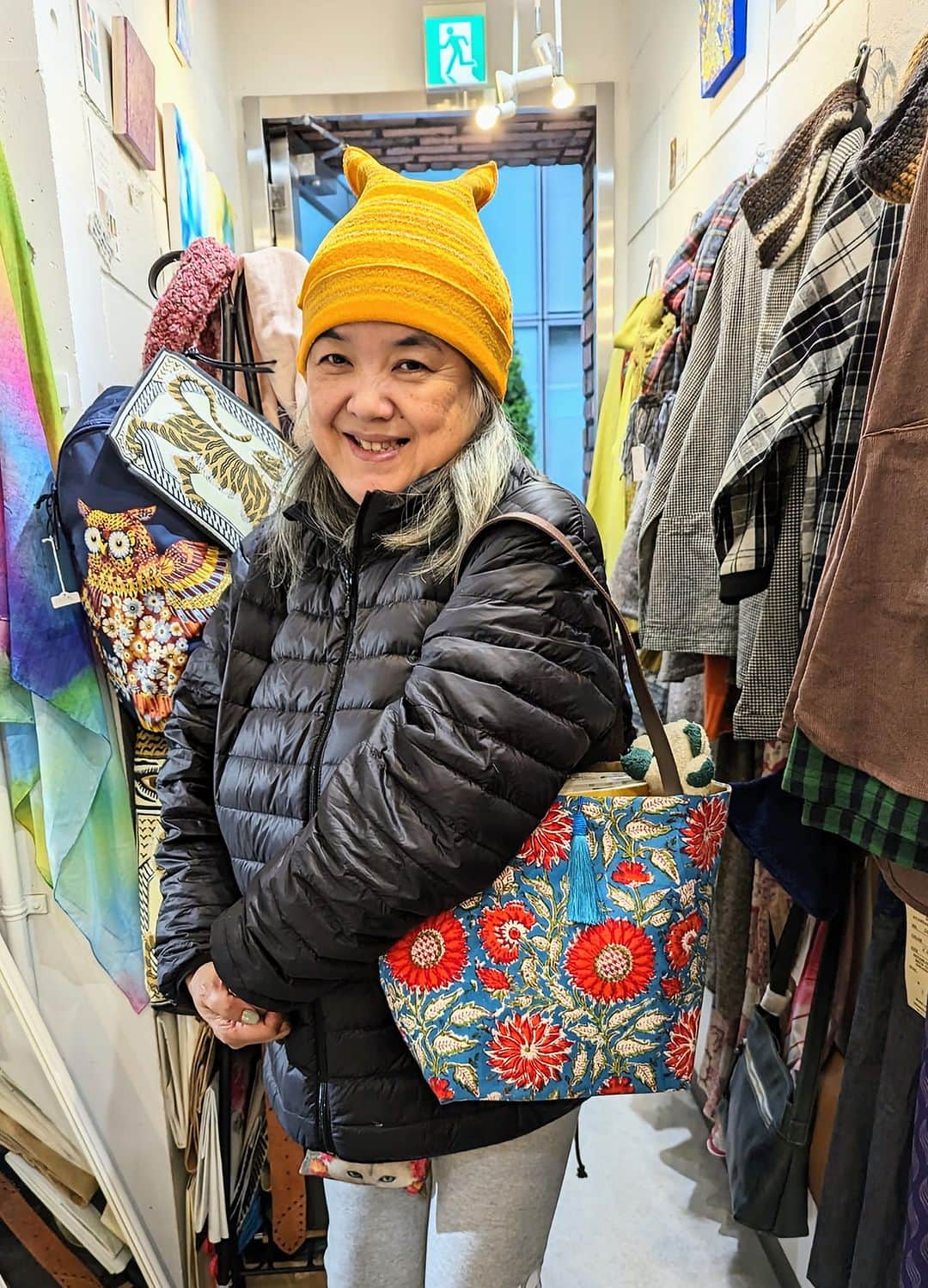平井富子のインスタグラム：「赤坂からマツさんが、オーダーしていたバッグのピックアップにご来店！  本を数冊入る丈夫なバッグを、気に入った生地で作成依頼。ステキな出来上がりで、大満足して頂きました。良かったです〜  また、猫好きなので、ハンドメイドの可愛い猫のブローチ、猫のクリスマスオーナメント、指人形の付いたフェルトバッグも。 メチャ可愛いです〜  また、遊びに来て下さい〜」