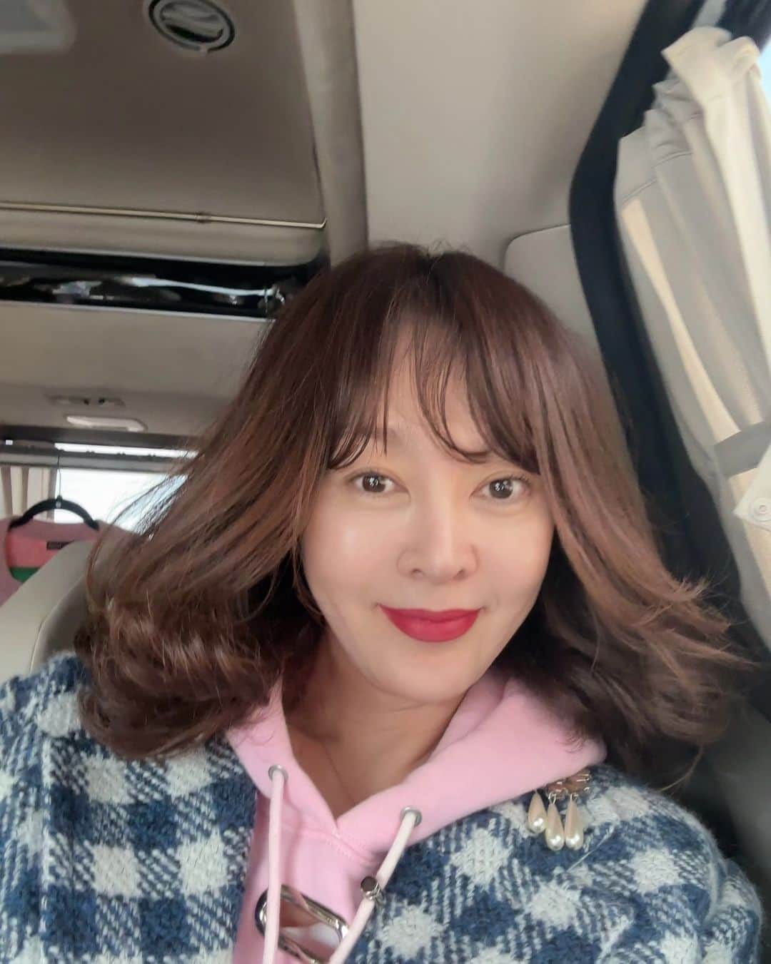 イ・スンヨンのインスタグラム：「나의 멘탈친정  영암에 맛. 멋.맛 푸드컨서트   김명성 발효학교앞마당에서 벌어진 금쪽같은 음식축제   여전한 월출산 갖가지발효음식들의 향연과  발효학교  수제자들이 펼쳐놓은 음식들의 귀한잔치  살아돌아온 화타라칭하는  정  한의사님 의 진료에  토양체질로 밝혀진 나~~!!!!  귀한 건강상식과 이야기보따리  넘넘 감사했어요~~  친정답게 바리바리 김치며 식초며  누릉지까지 싸짊어지고 온 나 우짜까 🤣🤣🤣  언제나 마음의 휴식괘 힐링을주는 월출산 너무너무 사랑하고 감사합니다💗💗  #잔디뽀글이백 #스노우화이트컬러 #마고샵에서내일까지  #예퍼슬립운동화넘이쁨 @예퍼슬립온운동화 #슈팅체크코트는월요일이어요💜💜💜」