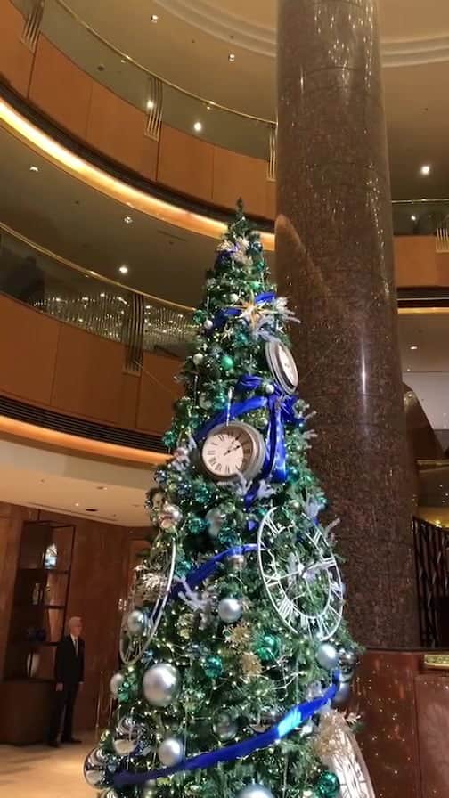 Sheraton Yokohamaのインスタグラム：「クリスマスツリー点灯式を開催いたしました🎄  今年のクリスマスツリーのコンセプトは「Timeless」💫 淡いブルーとグリーンのオーナメントのグラデーションと、ブルーのリボン、時計のオブジェが、今まで刻まれた25年の時の流れと、これから続く未来を表現しています。  また、「クリスマスチャリティオークション “HOPE FOR SMILE “」がスタート✨ 詳細・ご応募はホテル公式HPをご確認ください。  #横浜ベイシェラトン」
