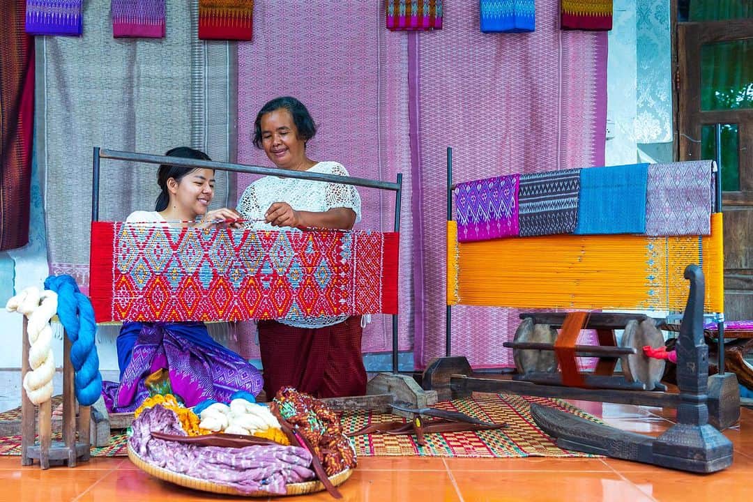 タイ国政府観光庁さんのインスタグラム写真 - (タイ国政府観光庁Instagram)「. ༉‧₊˚ 🇹🇭わざわざ行きタイ旅！ ⠀ ⋯⋯⋯⋯⋯⋯⋯⋯⋯⋯⋯⋯✈  毎週土曜日は、まだあまり知られていないタイの観光スポットをご紹介♪   今回は伝統文化が受け継がれている「バーン・ターサワン・シルク村」へ✨  南イサーンのスリン県にあるバーン・ターサワン・シルク村は、絹織物の伝統と技術を守り続けている場所です🤝  この村で作られる織物は、完全オーダーメイド🪡　織り手はわずか5人ほどで、1日に大体5センチしか織ることができません😌 手元に届くまで数年はかかるという、非常に貴重な特産物なんです💁‍♀️  村を支援するシリキット王太后が特別オーダーされている、最高級品の絹織物産地としても知られながら、織り手の高齢化と後継者不足が深刻な問題に…。そのため村では、この伝統工芸の伝承及び後継者育成に向けた取り組みが行われています✊  ちなみに糸の染色に使われているのは、地元の木の樹皮や葉、冬虫夏草、火山灰土といった天然染料🌿　2003年プーケットで開かれたASEAN首脳会議では、各国代表にこの村のシルクを使ったシャツが贈られているなど、まさにタイが世界に誇る逸品のひとつなんです💝  のどかな雰囲気が魅力的な村では、シルク製品はもちろん、この土地ならではのお土産も手に取れます🛍 タイの伝統文化に触れたい方に、ぜひおすすめしたい旅先です🫶  ☆「行ってみたい！」：いいね❤をタップ ★「参考になった！」：保存ボタン🔖をタップ  #タイ #南イサーン #スリン #バーンターサワンシルク村 #タイシルク #タイ文化 #タイ伝統工芸 #ローカル体験 #秘境 #今こそタイへ #こんなタイ知らなかった #もっと知りタイ #はじめてのタイ #タイ旅行 #スリン旅行 #旅好きな人と繋がりたい #thailand #surin #surintrip #watprathatphasornkaew #banthasawangsilkweavingvillage #thaisilk #thaiculture #thainess #amazingthailand #thailandtravel #thailandtrip #thaistagram #lovethailand #amazingnewchapters」11月11日 17時55分 - amazingthailandjp