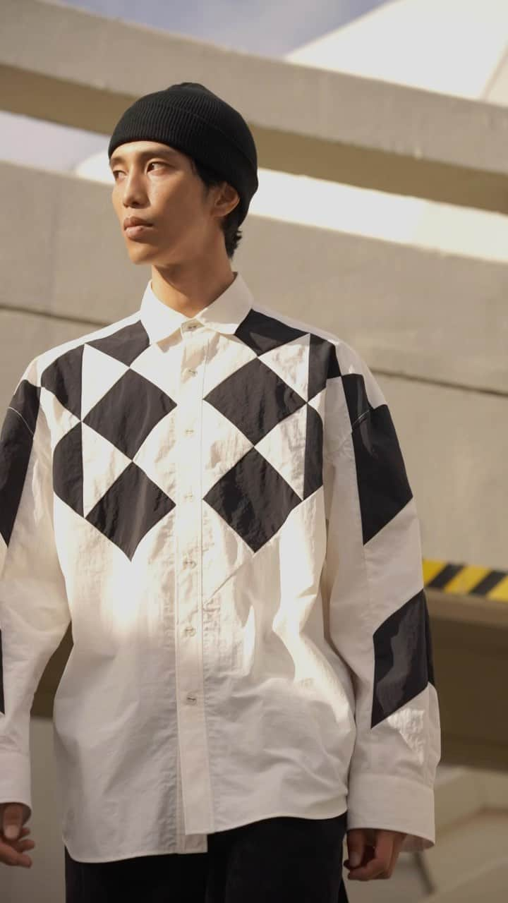 yoshio kuboのインスタグラム：「【PATCHWORK L/S SHIRT】 まるで平面上で切り絵を楽しんだかのように見える配置は「パッチワークを拡大して自由に変形させてみたら？」という発想から生まれた。 ⁡ 撥水加工を加えたマットなナイロン素材とワッシャー加工によるナチュラルな風合いにハンドワークで仕上げたパッチワーク独特のあたたかみが加わった、街中で目を惹く一着。 ⁡ 【CORDUROY TUCK PANT】 秋冬シーズンにぴったりな保温性の高いコーデュロイ生地のタックパンツ。 テーパードがかった“細くもなく太くもない絶妙なシルエット”はすっきりと見え、ウエストゴム仕様で快適な着心地に。 ⁡ #yoshiokubo  #thinkbeforewear #ヨシオクボ #ykgf #23FW」