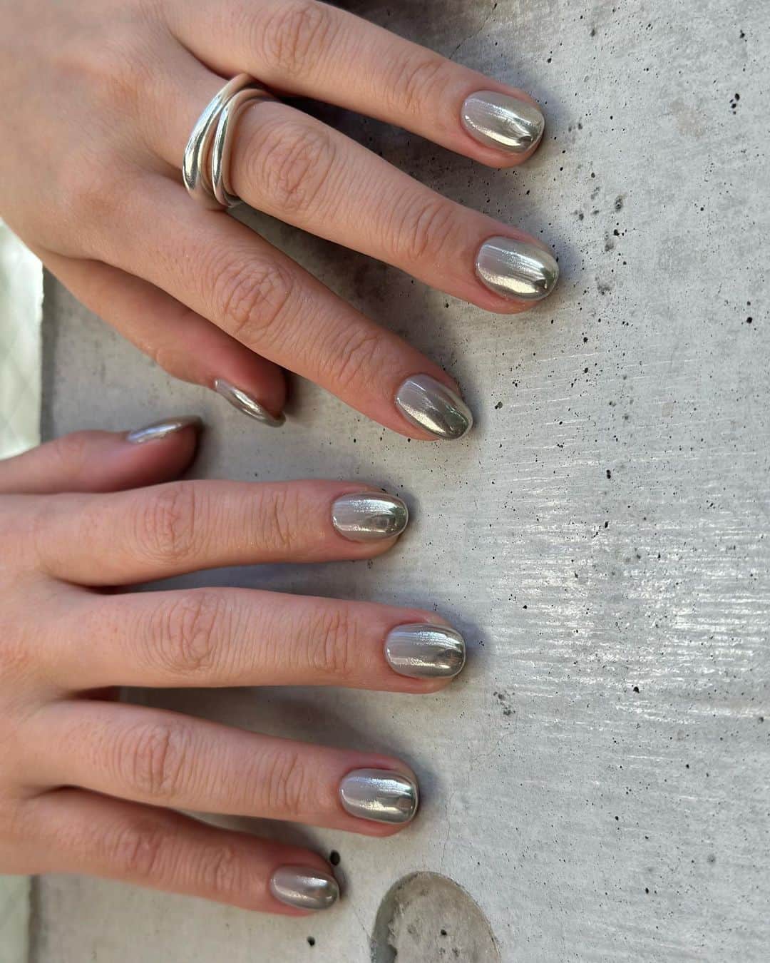 松山かなこのインスタグラム：「🪽  @beborn_tokyo  #nail #nails #naildesign #beborn #グラデーションネイル #ミラーネイル」