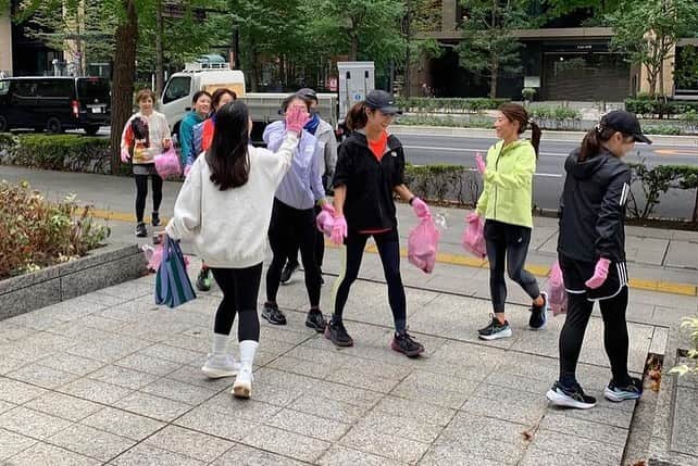 黒澤まさ美さんのインスタグラム写真 - (黒澤まさ美Instagram)「⁡ ASICS Running Program for Women Road to #東京レガシーハーフマラソン2023 にご参加いただいた皆さんとのアフターイベント🏃‍♀️✨ パワースポット、スイーツ、フォト、プロギングの4つのグループにわかれて#ランニング をしたあと、オシャレでヘルシーなランチを食べながらのパーティー🥳 私は#プロギング を担当させていただきました。プロギングとはスウェーデン語の「plocka upp(拾う)」と英語の「jogging(走る)」を合わせた造語で、#ジョギング しながらゴミを拾う新しいフィットネスです。 大手町から御茶ノ水までを往復して、結構たくさんのゴミを拾えてなんだかいいことをした気分になれました☺️お揃いのピンクのゴミ袋と軍手も可愛い🩷 マラソンは走るだけじゃなく、いろいろな魅力があるんだなぁと改めて実感しました。10週間一緒に頑張ったみなさんと完走の喜びや思い出をお話できてとっても楽しかったです❣️ ⁡ #東京レガシーハーフ2023  ⁡ #東京レガシーハーフ  #東京レガシーハーフマラソン  #asicsrunning」11月11日 17時57分 - masami_kurosawa