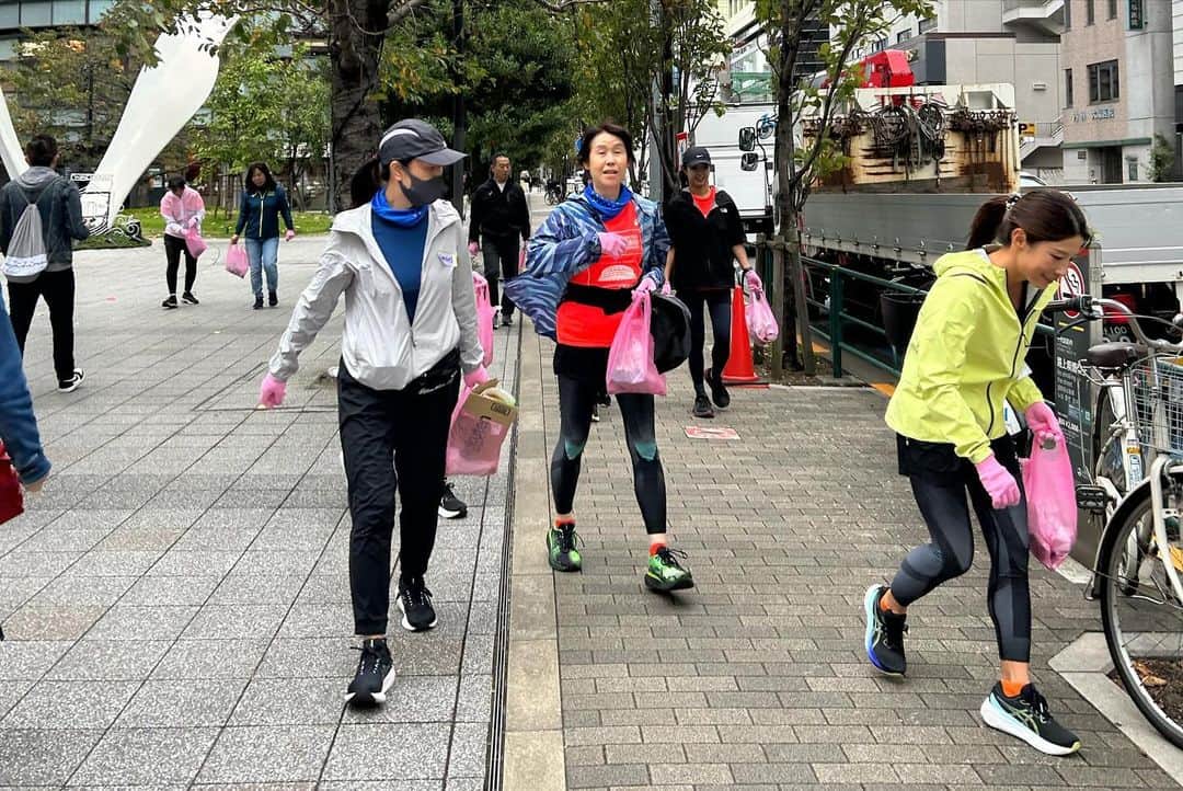 黒澤まさ美さんのインスタグラム写真 - (黒澤まさ美Instagram)「⁡ ASICS Running Program for Women Road to #東京レガシーハーフマラソン2023 にご参加いただいた皆さんとのアフターイベント🏃‍♀️✨ パワースポット、スイーツ、フォト、プロギングの4つのグループにわかれて#ランニング をしたあと、オシャレでヘルシーなランチを食べながらのパーティー🥳 私は#プロギング を担当させていただきました。プロギングとはスウェーデン語の「plocka upp(拾う)」と英語の「jogging(走る)」を合わせた造語で、#ジョギング しながらゴミを拾う新しいフィットネスです。 大手町から御茶ノ水までを往復して、結構たくさんのゴミを拾えてなんだかいいことをした気分になれました☺️お揃いのピンクのゴミ袋と軍手も可愛い🩷 マラソンは走るだけじゃなく、いろいろな魅力があるんだなぁと改めて実感しました。10週間一緒に頑張ったみなさんと完走の喜びや思い出をお話できてとっても楽しかったです❣️ ⁡ #東京レガシーハーフ2023  ⁡ #東京レガシーハーフ  #東京レガシーハーフマラソン  #asicsrunning」11月11日 17時57分 - masami_kurosawa