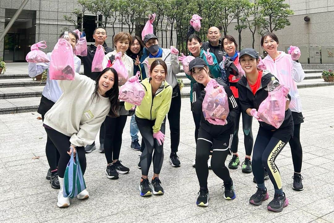 黒澤まさ美のインスタグラム：「⁡ ASICS Running Program for Women Road to #東京レガシーハーフマラソン2023 にご参加いただいた皆さんとのアフターイベント🏃‍♀️✨ パワースポット、スイーツ、フォト、プロギングの4つのグループにわかれて#ランニング をしたあと、オシャレでヘルシーなランチを食べながらのパーティー🥳 私は#プロギング を担当させていただきました。プロギングとはスウェーデン語の「plocka upp(拾う)」と英語の「jogging(走る)」を合わせた造語で、#ジョギング しながらゴミを拾う新しいフィットネスです。 大手町から御茶ノ水までを往復して、結構たくさんのゴミを拾えてなんだかいいことをした気分になれました☺️お揃いのピンクのゴミ袋と軍手も可愛い🩷 マラソンは走るだけじゃなく、いろいろな魅力があるんだなぁと改めて実感しました。10週間一緒に頑張ったみなさんと完走の喜びや思い出をお話できてとっても楽しかったです❣️ ⁡ #東京レガシーハーフ2023  ⁡ #東京レガシーハーフ  #東京レガシーハーフマラソン  #asicsrunning」