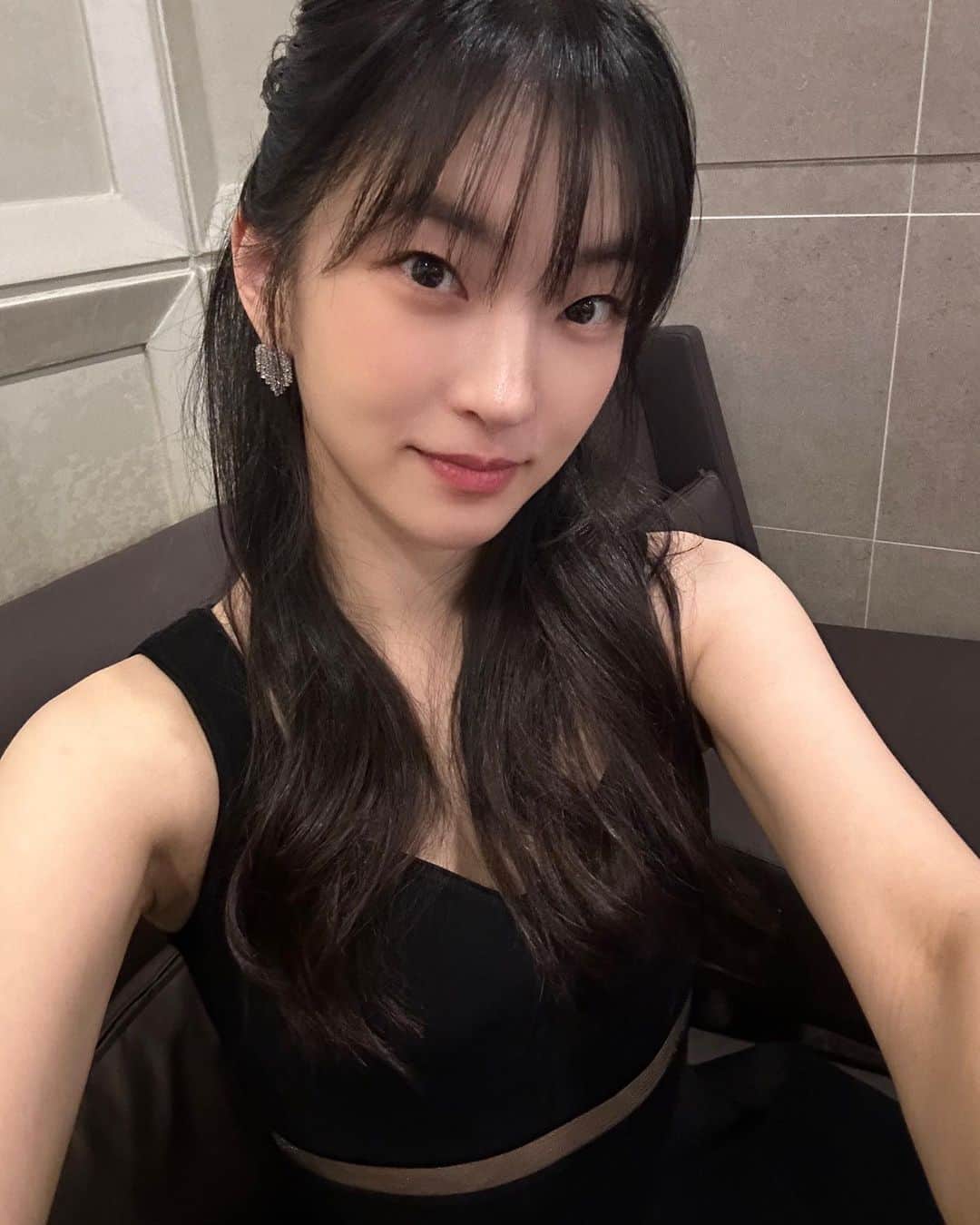 jiesuuのインスタグラム：「#싱글인서울 제작발표회 대기실🖤」